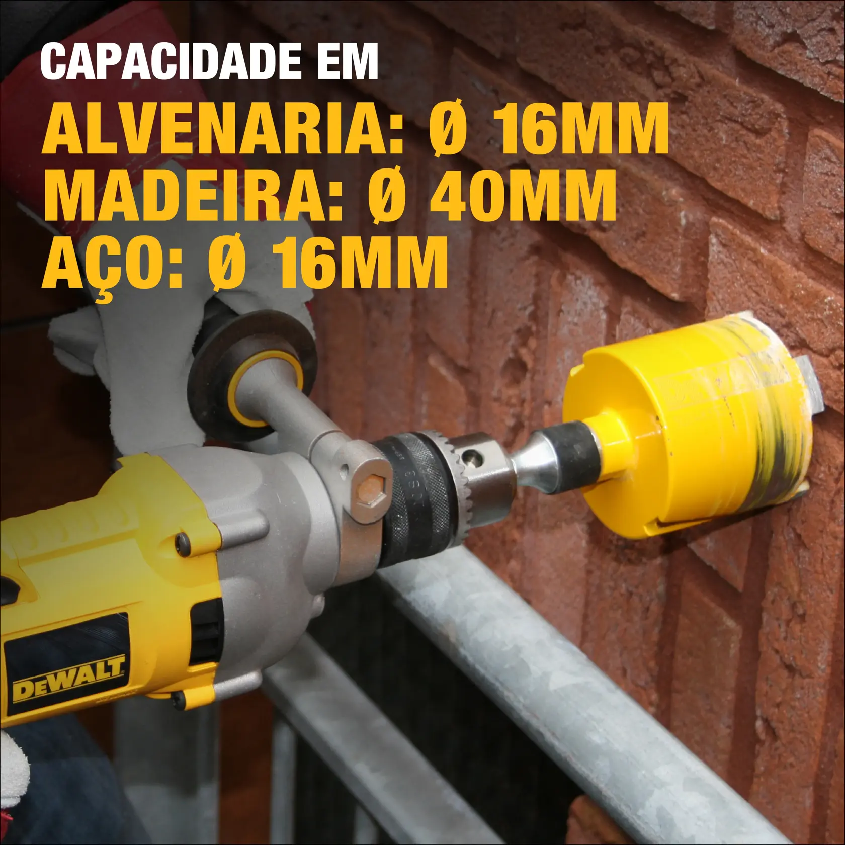 Uma furadeira DEWALT sendo usada com uma serra copo amarela para perfurar uma parede de tijolos. O texto mostra as capacidades de perfuração: alvenaria 16mm, madeira 40mm, aço 16mm.