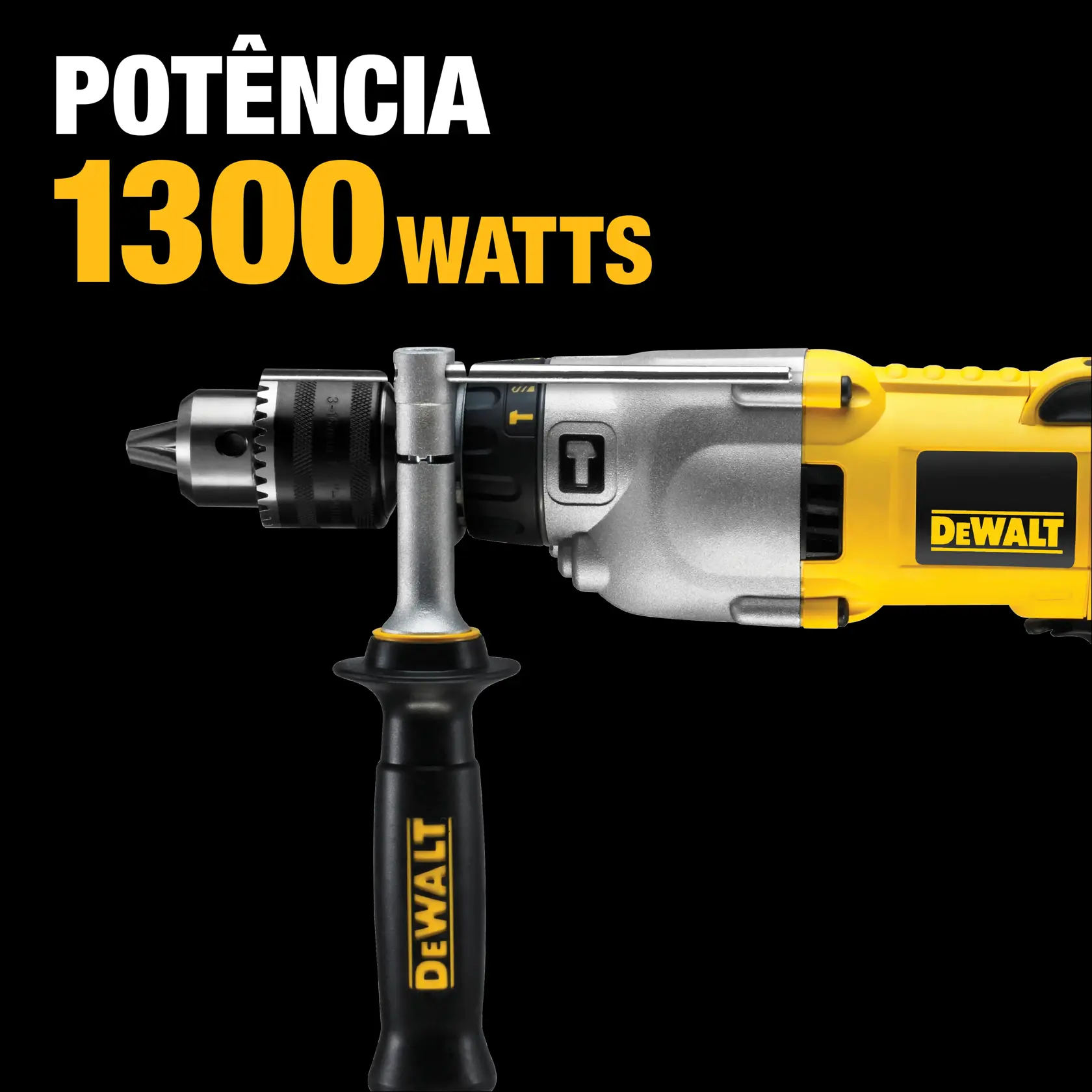 Uma furadeira elétrica DEWALT com cabo lateral, exibida sobre fundo preto. O texto acima da furadeira diz 'POTÊNCIA 1300 WATTS'.