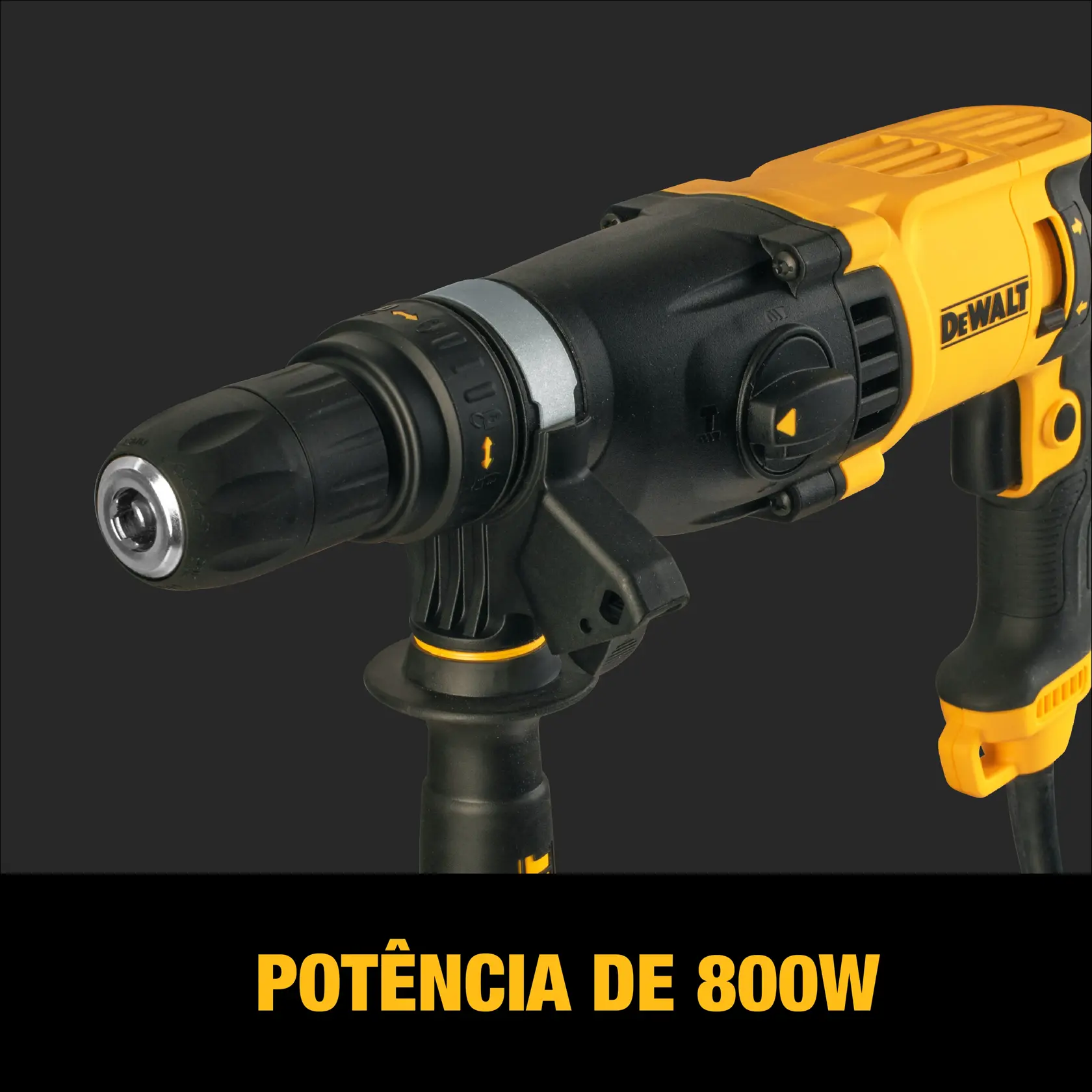 Close-up de uma furadeira DEWALT D25134K com design preto e amarelo, com cabo lateral e texto 'POTÊNCIA DE 800W' exibido abaixo.