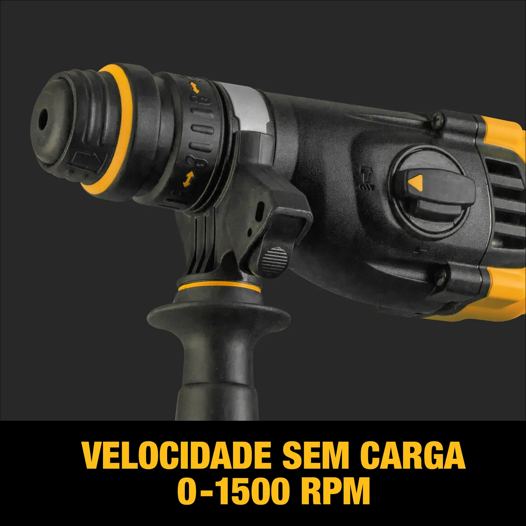 Vista de perto de uma furadeira elétrica DEWALT com cabo lateral, mostrada sobre fundo preto. A furadeira tem detalhes em amarelo e um mostrador de controle. O texto na parte inferior diz: 'Velocidade sem carga 0-1500 RPM'.