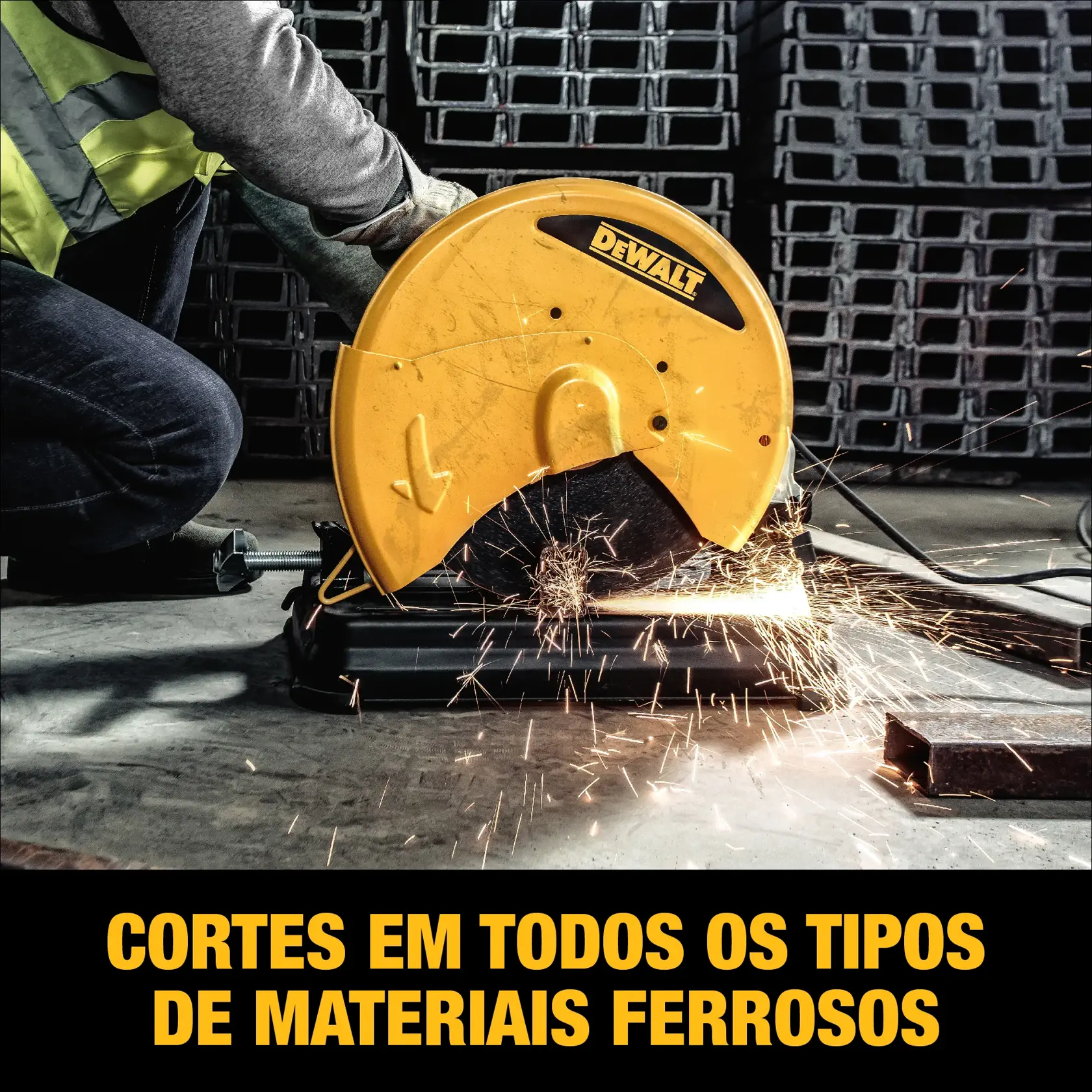 Uma serra de corte de metais DEWALT em uso, produzindo faíscas enquanto corta um material ferroso. Há pilhas de metais ao fundo e uma pessoa operando a ferramenta. O texto na parte inferior diz: 'Cortes em todos os tipos de materiais ferrosos.'