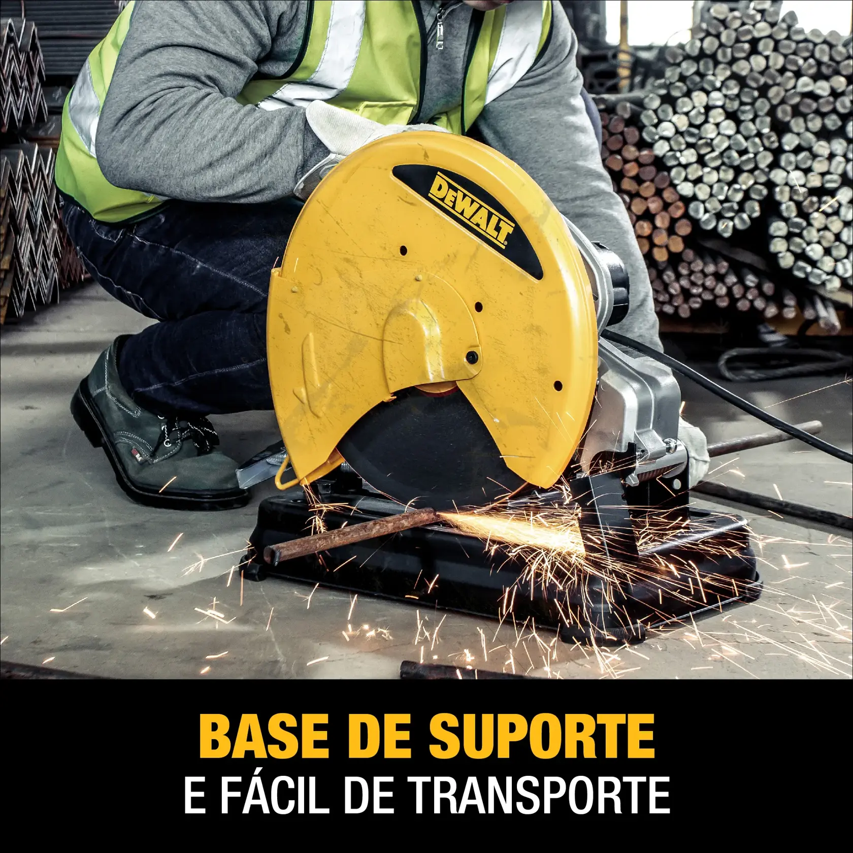 Uma Serra de corte de metal DEWALT sendo operada por uma pessoa usando equipamentos de segurança, produzindo faíscas ao cortar uma barra de metal. A legenda destaca a base de suporte fácil de transportar.