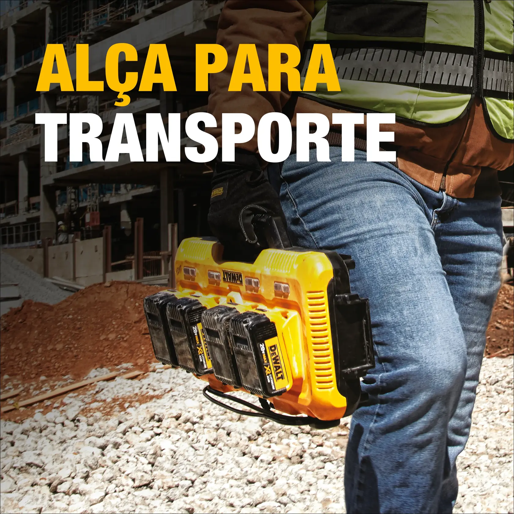 Um trabalhador da construção civil usando capacete e luvas puxa um carrinho de ferramentas com várias caixas de ferramentas DEWALT em um canteiro de obras. Ao fundo, há um prédio em construção e vários materiais de construção ao redor.