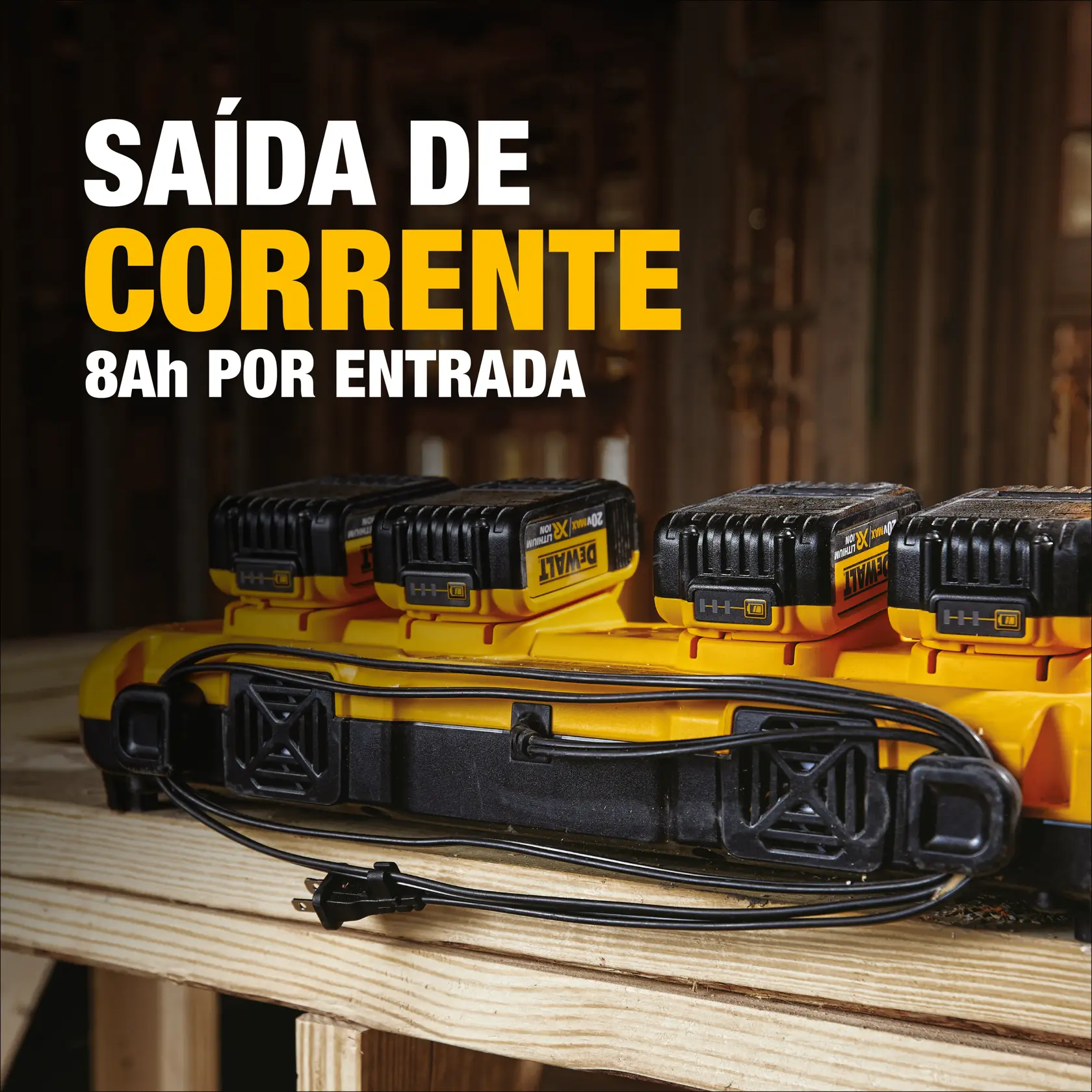 Uma pessoa usando luvas de trabalho instala ou remove baterias de um carregador múltiplo amarelo DEWALT montado em uma viga de madeira em um canteiro de obras.