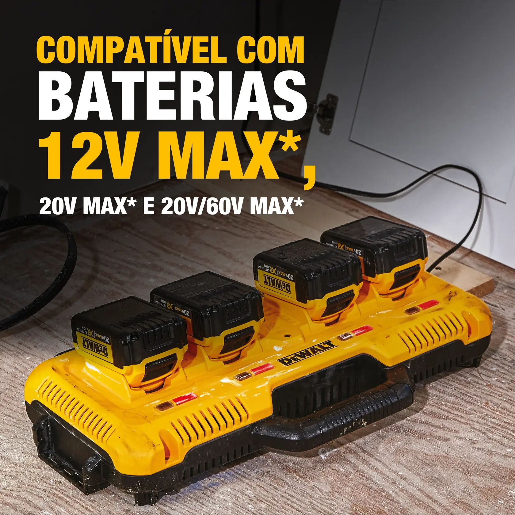 Um trabalhador da construção civil usando colete de segurança e capacete carrega um carregador de bateria DEWALT DCB104 em um grande canteiro de obras com edifícios inacabados, guindastes e veículos de construção ao fundo.
