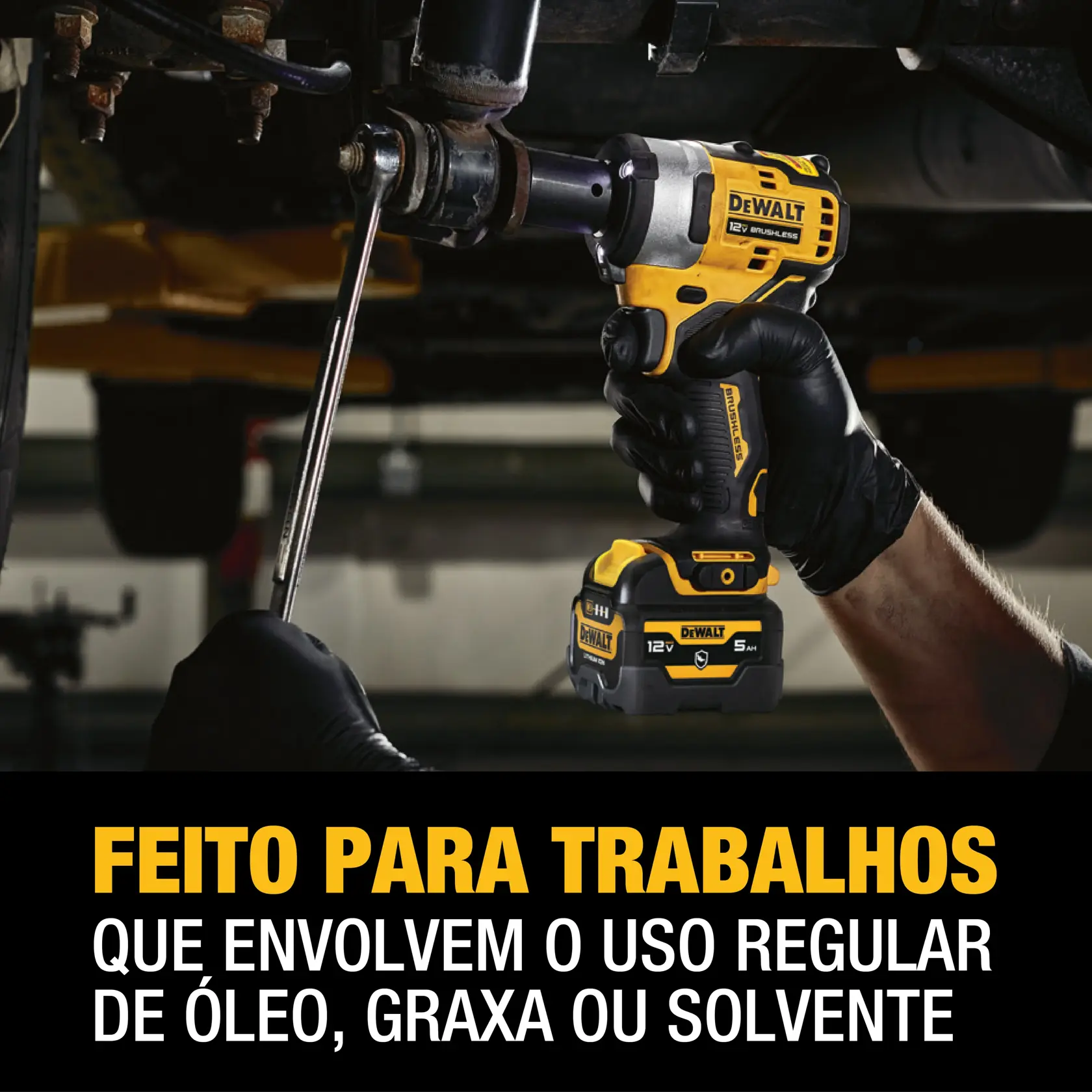 Imagem mostrando uma bateria de íons de lítio DEWALT 20V MAX 5Ah. A bateria é indicada como compatível com ferramentas e carregadores 20V MAX, e possui um indicador de estado de carga na lateral.
