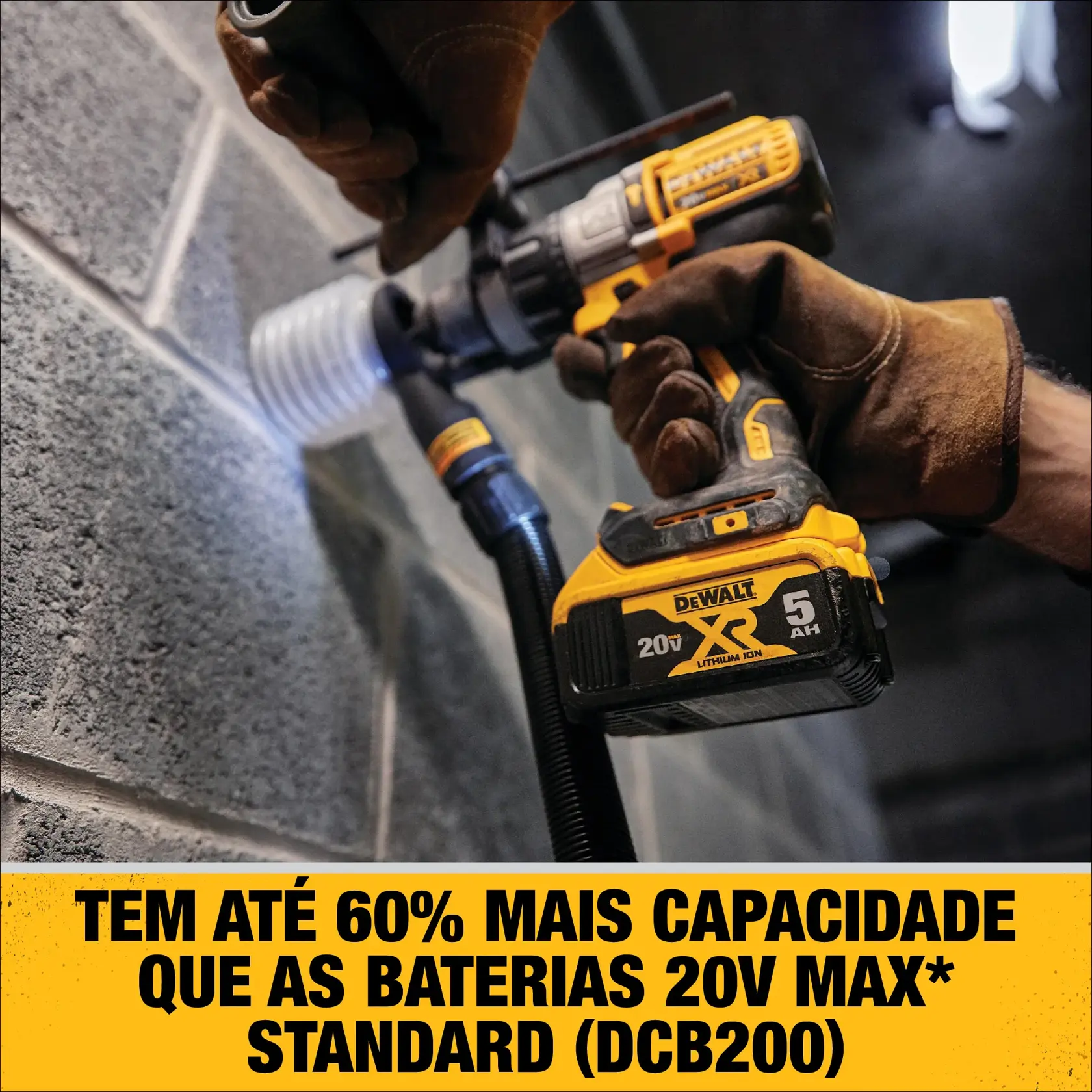 Gráfico de DEWALT que muestra '20V MAX*' en letras grandes grises y amarillas dentro de un rectángulo negro y gris, con un fondo amarillo y negro.