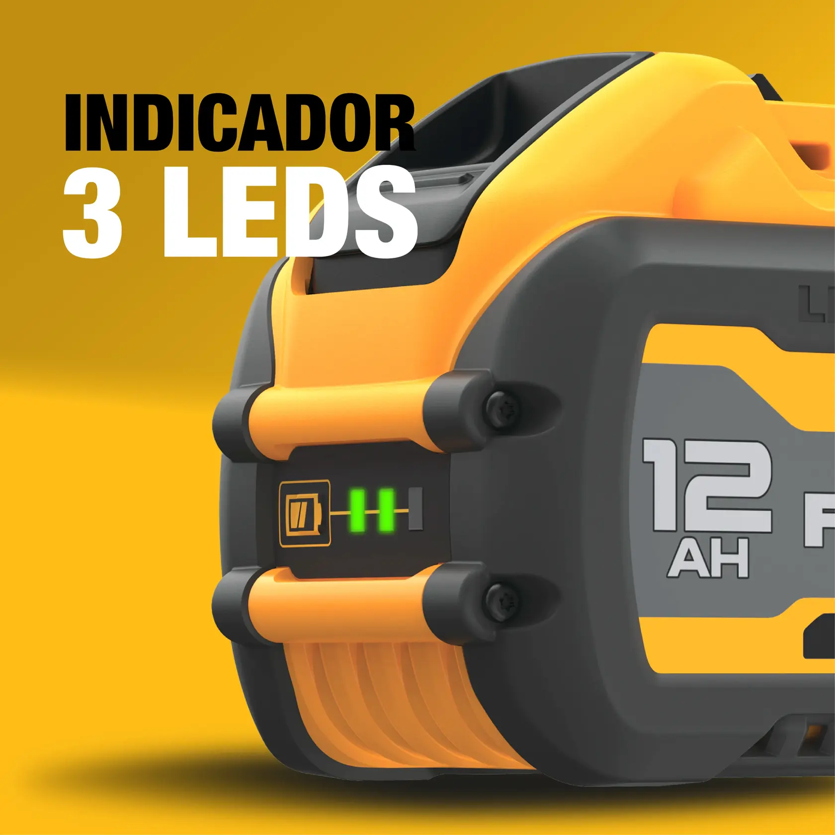 Um trabalhador da construção civil usando capacete de segurança e colete refletivo laranja está usando uma ferramenta elétrica DEWALT para cortar uma laje de concreto em um canteiro de obras. O rosto do trabalhador está borrado e há poeira visível do processo de corte. No fundo aparecem vigas estruturais, equipamentos e outros trabalhadores.