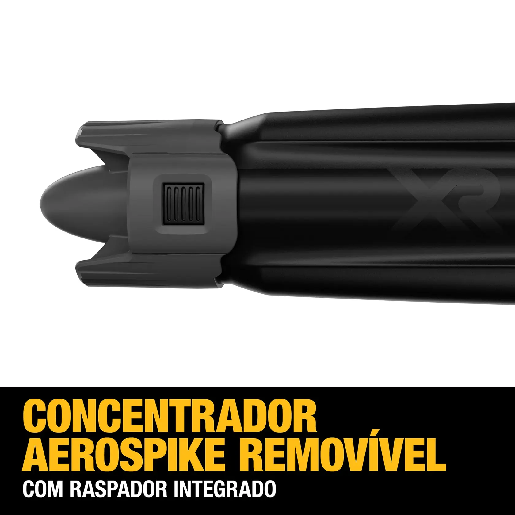 Uma pessoa está usando um soprador de folhas amarelo DEWALT para remover folhas caídas do gramado em frente a uma casa. O rosto da pessoa está borrado para preservar a privacidade.