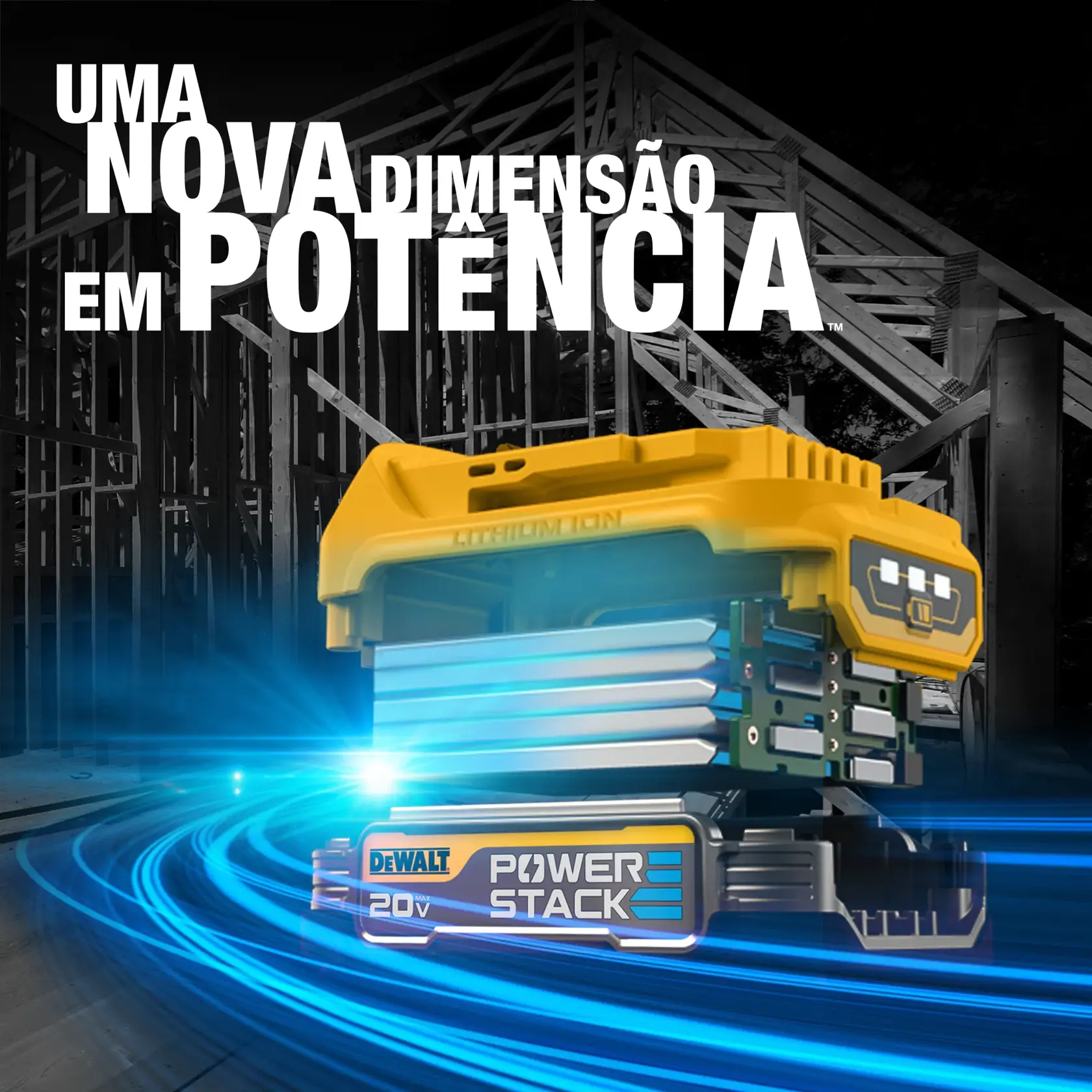 Gráfico com uma bateria DEWALT Power Stack 20V com design futurista e faixas de energia azul, destacando a potência do produto. Ao fundo, uma estrutura de construção de edifício em preto e branco, e texto em destaque em português: 'UMA NOVA DIMENSÃO EM POTÊNCIA.'