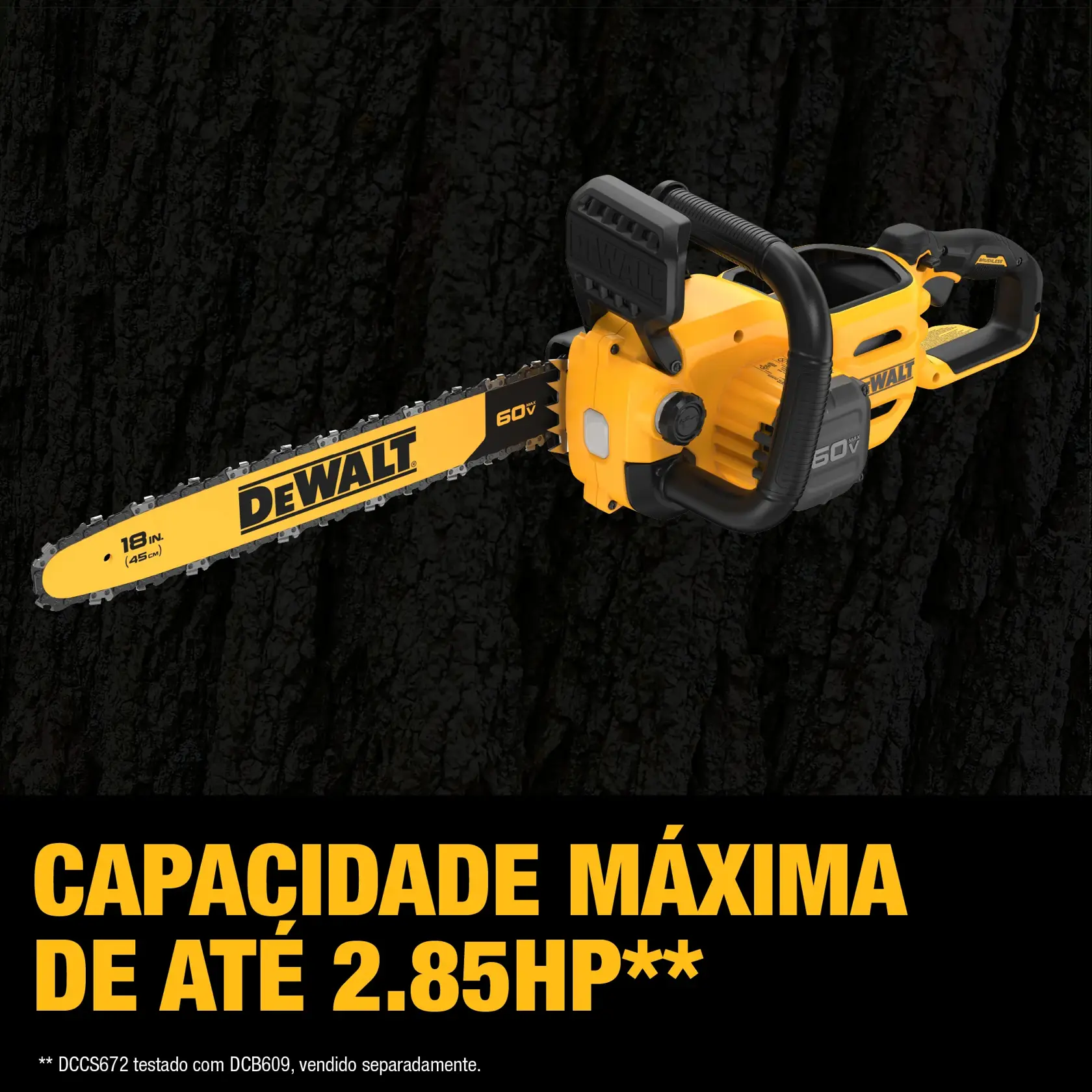 Motosserra sem fio DEWALT 60V (modelo DCCS672B) com barra de 18 polegadas, mostrada com capa protetora para barra e ferramenta de tensionamento incluídas. A motosserra é amarela e preta, com o logo DEWALT em destaque na lâmina. O texto indica que o pacote inclui a motosserra, capa para barra e ferramenta de tensionamento.