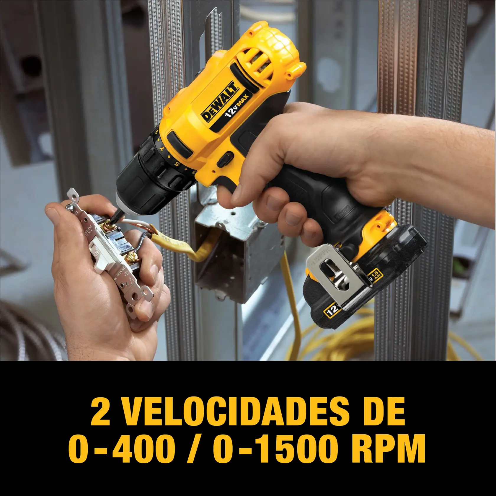 Uma pessoa está usando uma furadeira sem fio DEWALT 12V Max para instalar ou reparar componentes elétricos. A furadeira é segurada com uma mão e posicionada contra uma tomada ou interruptor elétrico, com fios e estruturas metálicas visíveis ao fundo. O texto abaixo da imagem diz: '2 velocidades de 0-400 / 0-1500 RPM.'