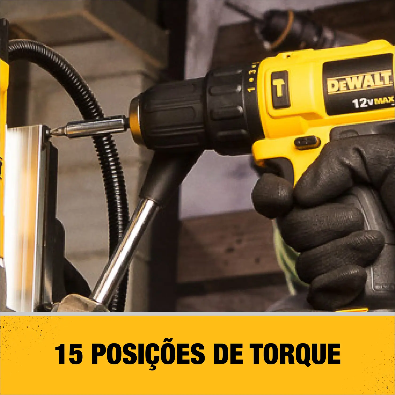 Close-up de uma pessoa usando luvas pretas utilizando uma furadeira parafusadeira amarela DEWALT 12V Max com ajuste de torque, perfurando uma superfície metálica. A imagem inclui uma faixa amarela na parte inferior com o texto '15 posições de torque'.