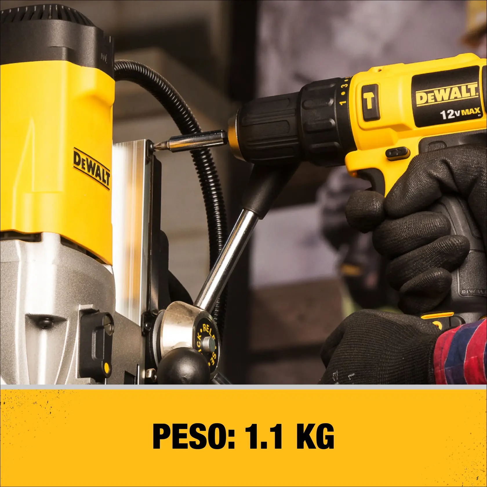 Close-up de uma pessoa usando uma furadeira sem fio DEWALT 12V Max para ajustar ou consertar uma máquina amarela DEWALT. A pessoa está usando luvas pretas e o peso da furadeira é mostrado como 1,1 kg no texto abaixo.