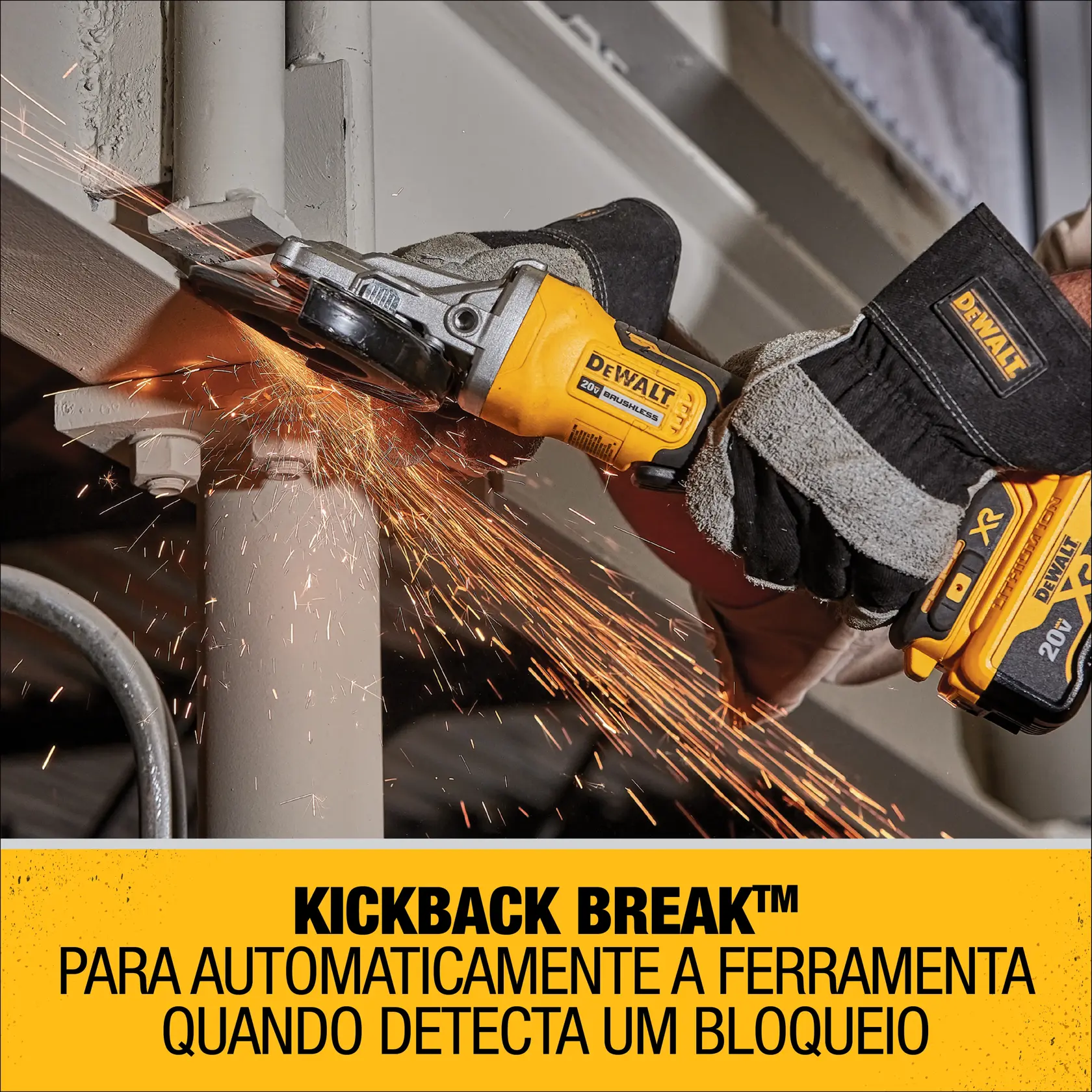 Una amoladora angular inalámbrica DEWALT con diseño negro y amarillo, motor sin escobillas y mango ergonómico.