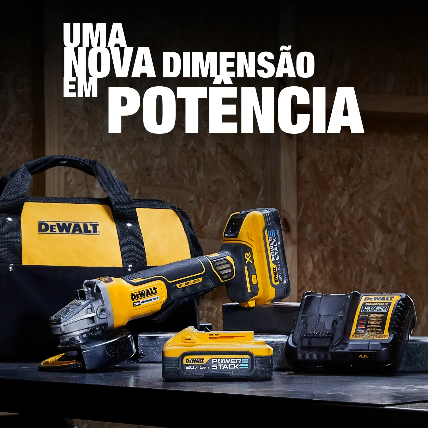 Kit DEWALT Power Stack com esmerilhadeira, bateria, carregador e bolsa sobre bancada.