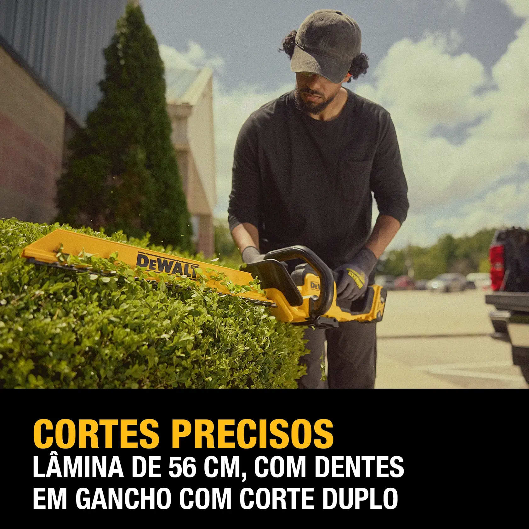 Imagem de um aparador de cerca viva DEWALT 20V Max destacando suas funções: ajuda a minimizar a fadiga, proteção contra obstáculos, motor potente, longa duração da bateria e cortes limpos. O aparador é amarelo e preto, e possui indicações para diferentes partes do equipamento.