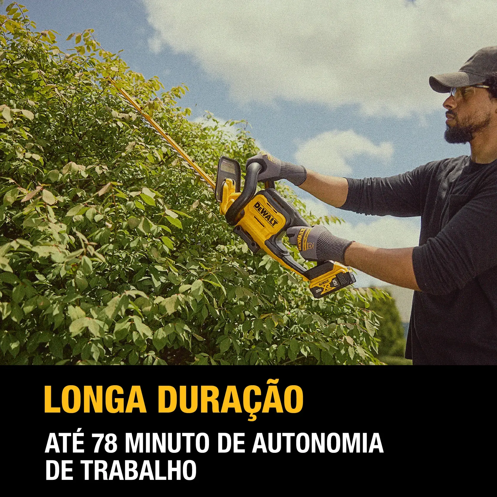 Uma pessoa usa um aparador de cerca viva sem fio DEWALT para podar arbustos ao ar livre, com destaque para o tempo de funcionamento prolongado de até 78 minutos. Uma caminhonete com outras ferramentas DEWALT aparece ao fundo. O texto informa que a bateria é vendida separadamente.