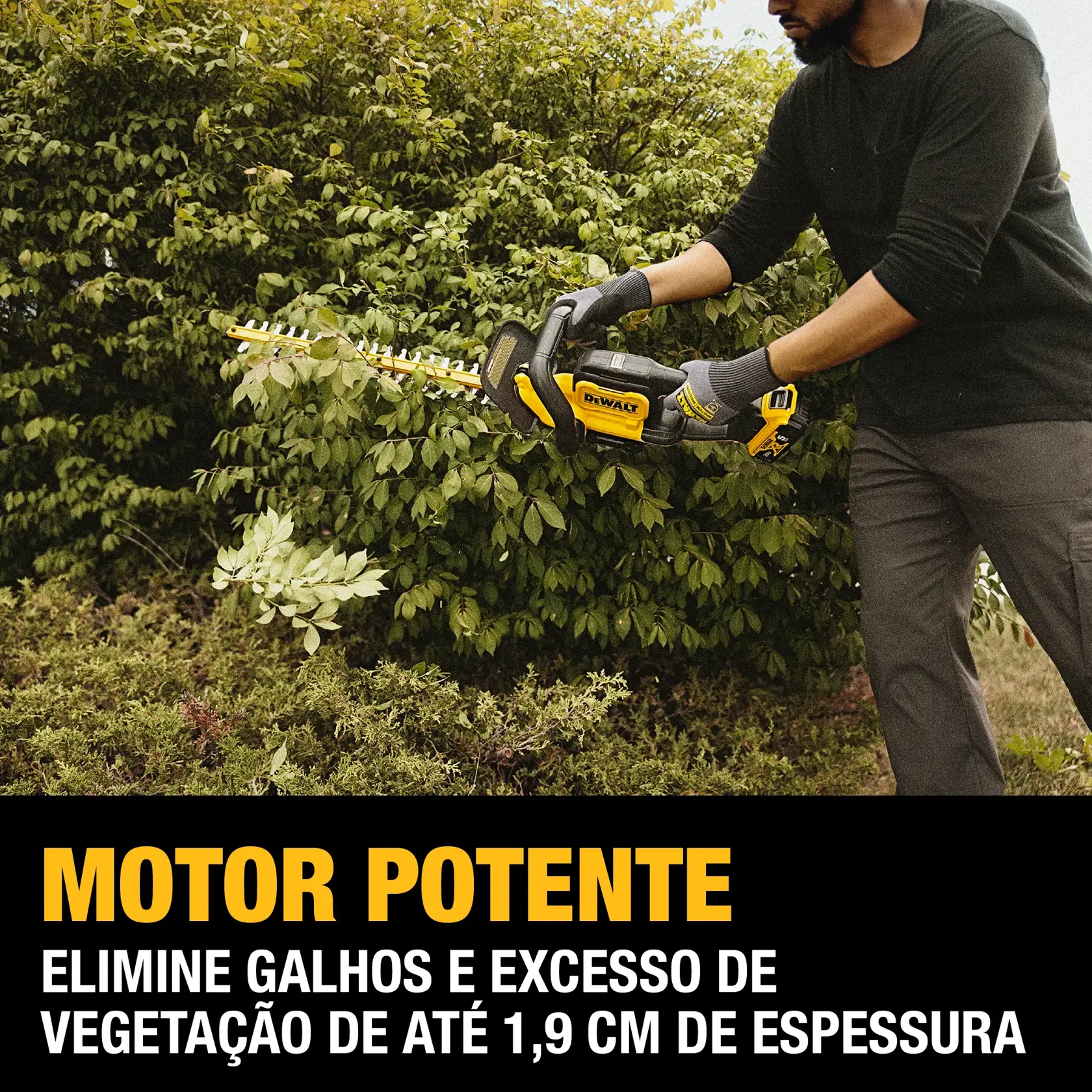Uma pessoa utiliza um aparador de cercas sem fio DEWALT DCHT821B para podar arbustos ao ar livre. O texto destaca que o design leve ajuda a minimizar a fadiga e é 39% mais compacto em comparação ao aparador DCHT820 20V MAX. Também observa que a bateria é vendida separadamente.