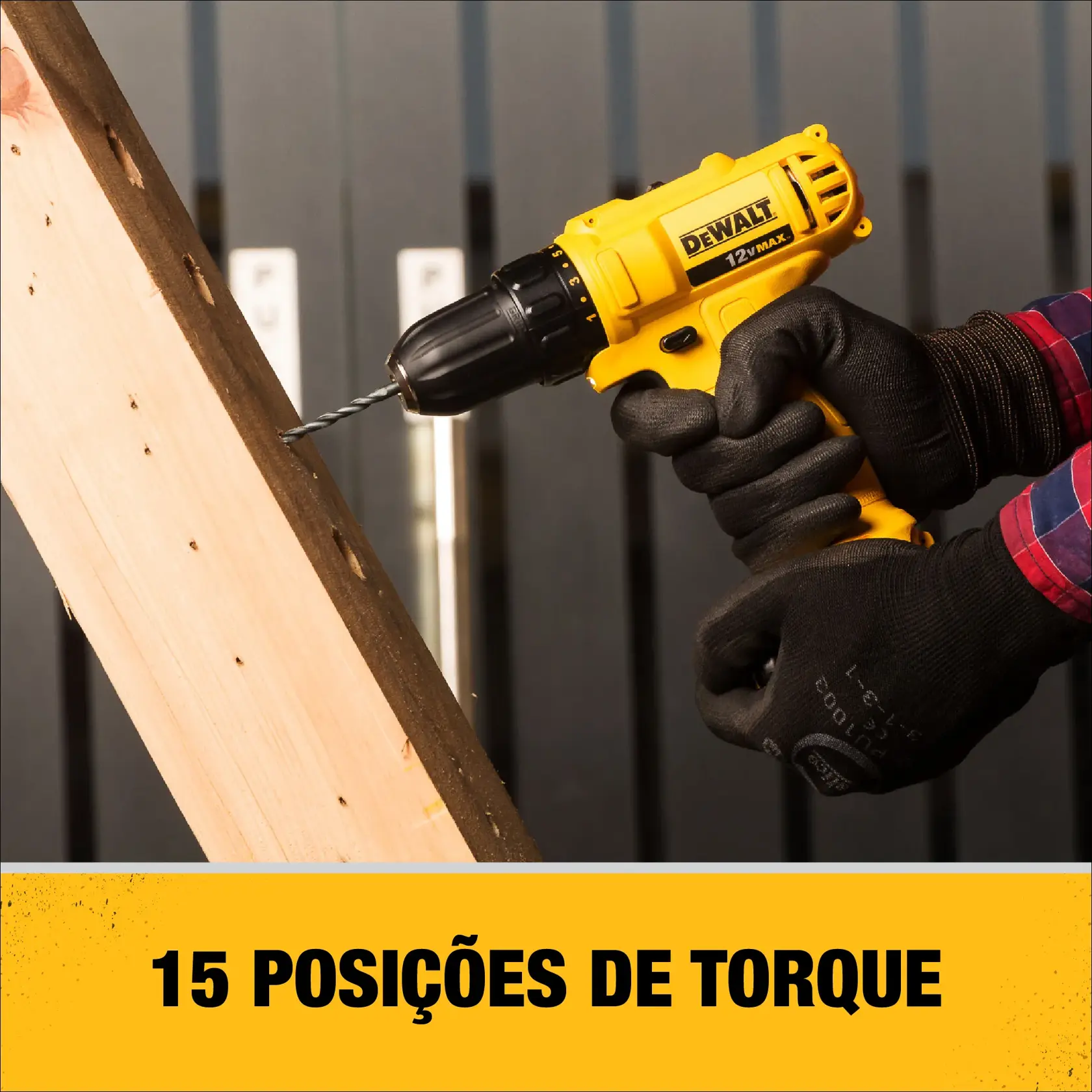 Uma pessoa usando luvas pretas utiliza uma furadeira sem fio amarela DEWALT para perfurar uma peça de madeira. A imagem inclui um banner de texto que diz '15 POSIÇÕES DE TORQUE'.