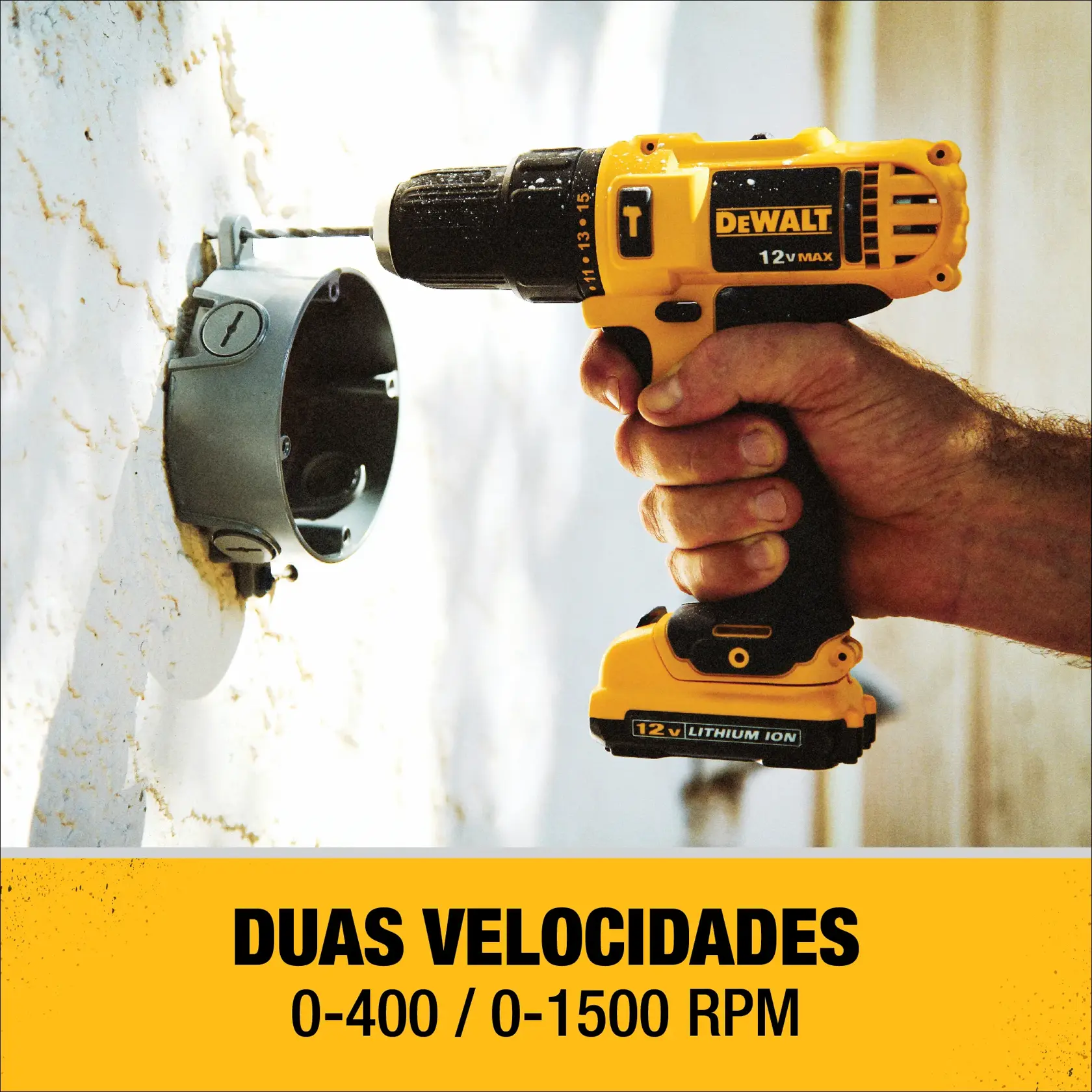 Uma pessoa está usando uma furadeira sem fio amarela DEWALT 12V MAX para perfurar uma parede próxima a uma caixa elétrica redonda. Na parte inferior da imagem há uma faixa amarela com texto preto destacando 'Duas velocidades: 0-400 / 0-1500 RPM.'