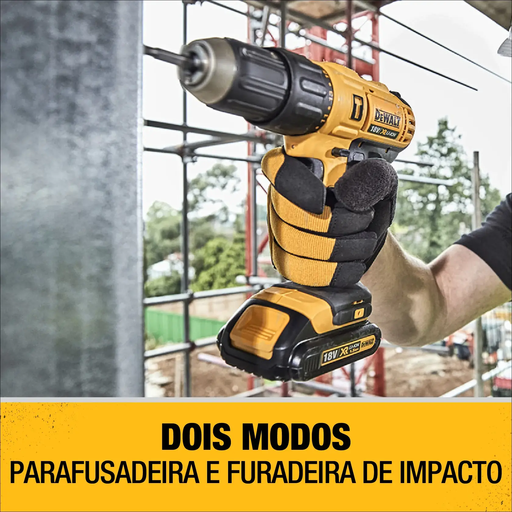 Pessoa usando luvas de trabalho utiliza uma parafusadeira/furadeira sem fio DEWALT com bateria 18V XR. A imagem destaca que a ferramenta possui dois modos: parafusadeira e furadeira de impacto.