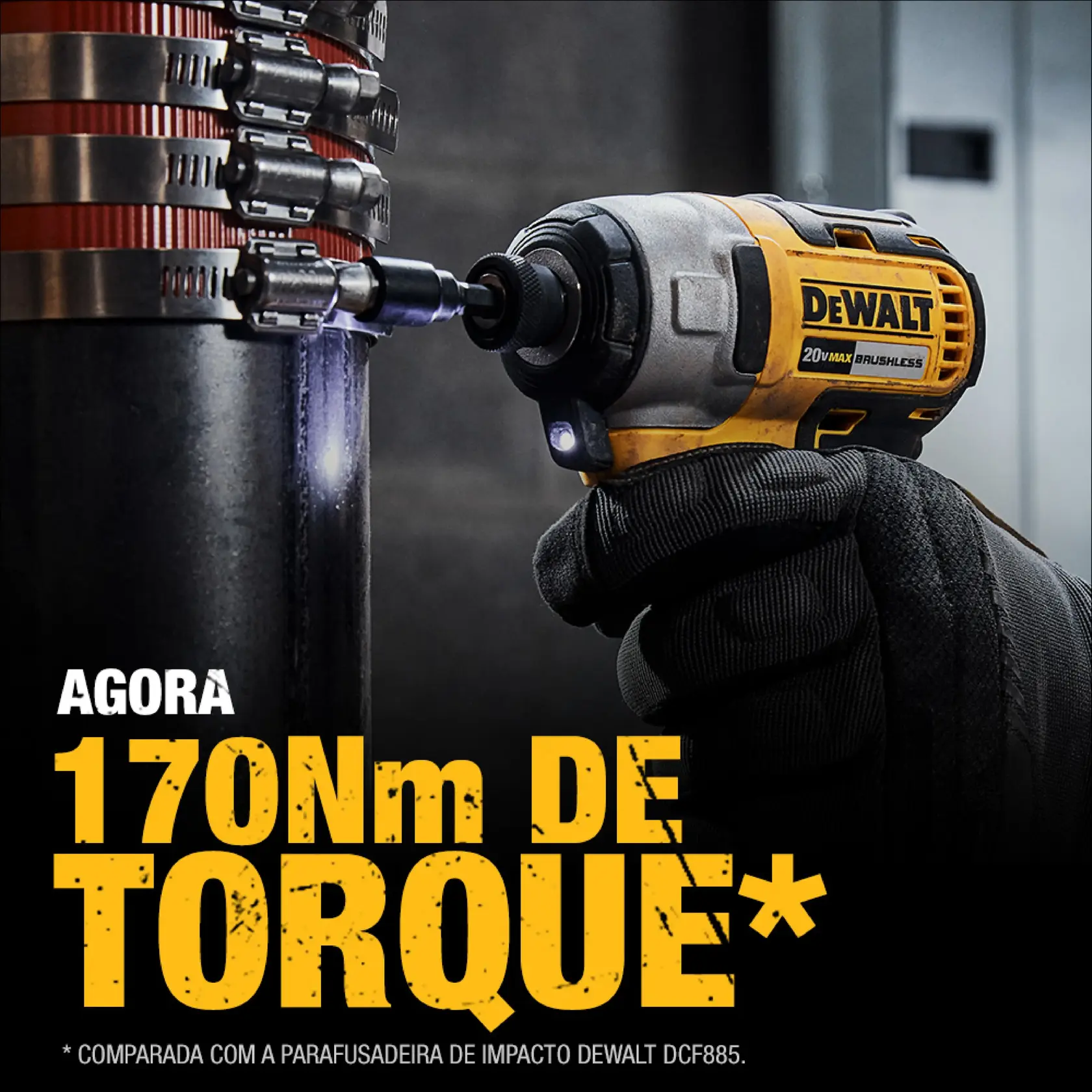 Um parafusadeira de impacto DEWALT 20V Max Brushless está sendo usada por uma pessoa com luva preta para fixar uma braçadeira em um cano preto grande. O texto amarelo em destaque indica '170Nm de torque', ressaltando o desempenho da ferramenta.