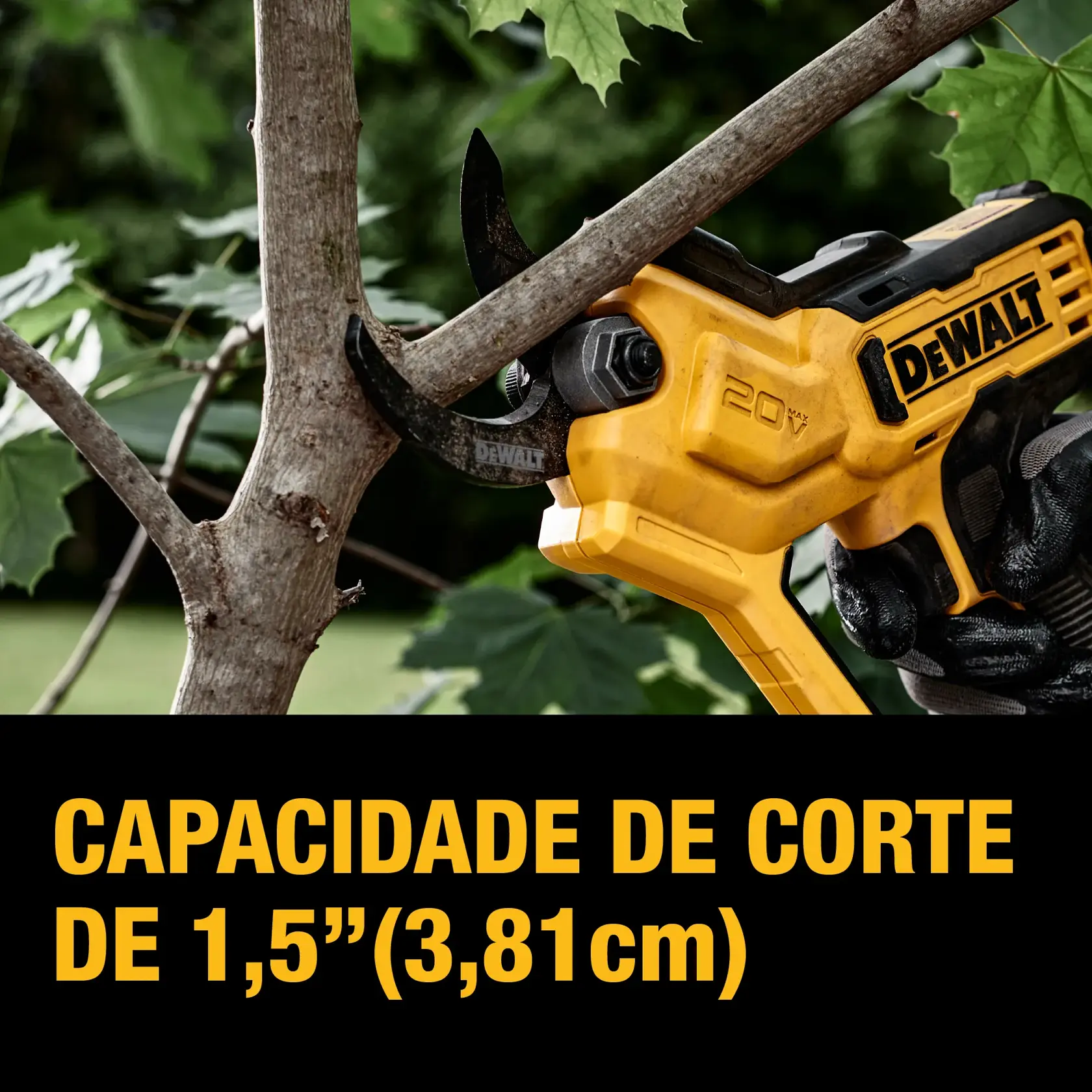 Uma pessoa usando uma luva utiliza uma tesoura de poda sem fio amarela DEWALT para cortar um galho de árvore cercado por folhas verdes.