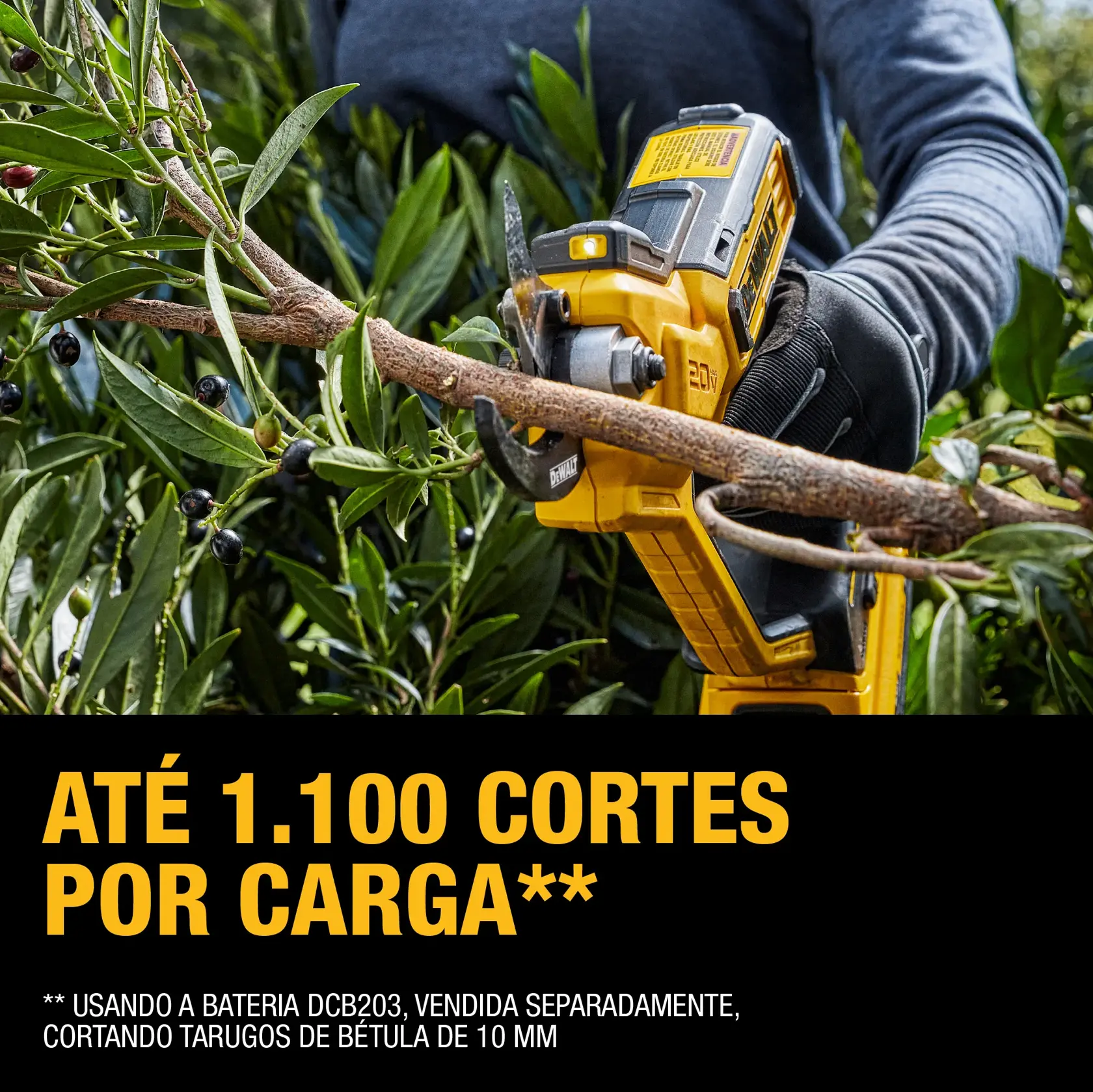 Uma pessoa usa uma serra de poda sem fio amarela DEWALT para cortar um galho de árvore ao ar livre, cercada por folhagem verde. O rosto da pessoa está desfocado e ela usa luvas e uma camisa de manga longa.