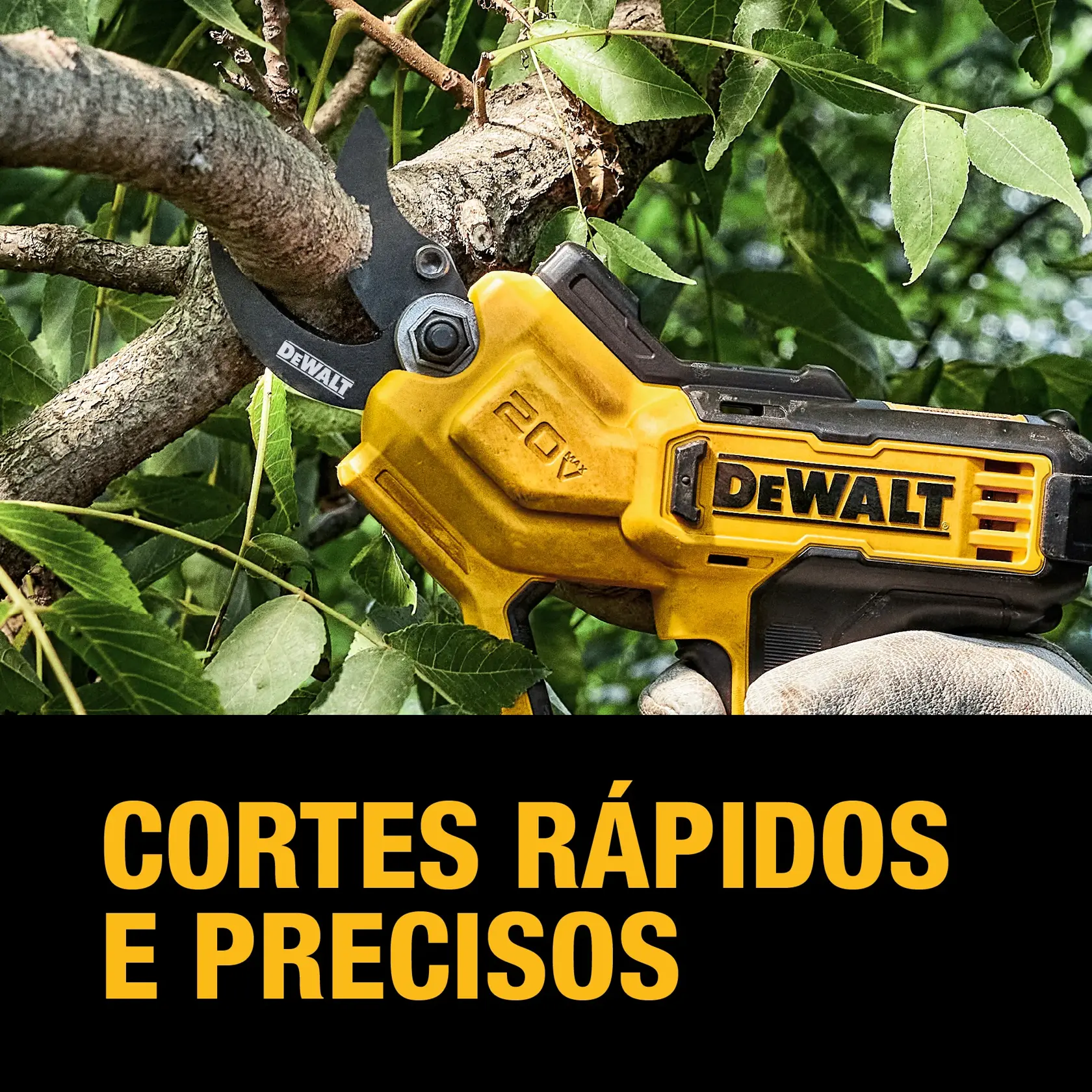 Uma pessoa com o rosto desfocado, usando boné e luvas, está utilizando uma podadora sem fio amarela da DEWALT para podar plantas verdes ao ar livre. Uma casa aparece ao fundo.