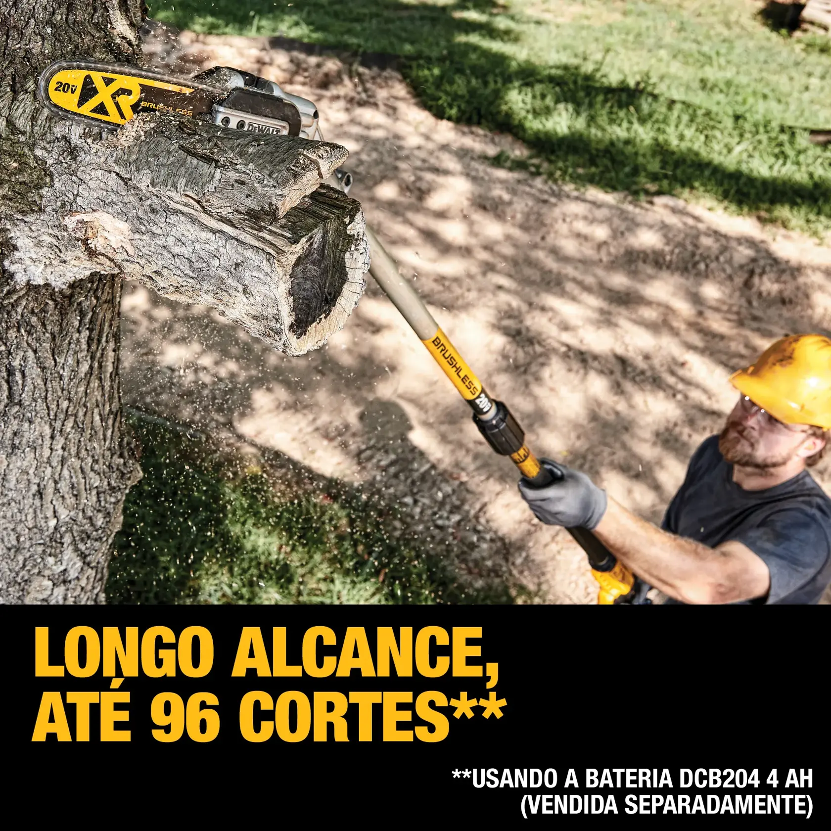 Serra de poda sem fio DEWALT 20V brushless (modelo DCPS620B), estende até 10 pés para um alcance total de 15 pés. Possui ganchos de metal para maior firmeza ao cortar, gancho para galhos que facilita a remoção dos galhos podados e barra/corrente de 8 polegadas com baixo recuo. Apenas ferramenta.