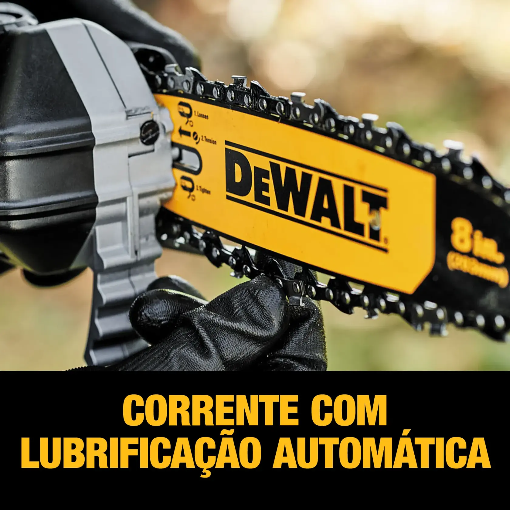 Imagem de um kit de serra de haste DEWALT DCPS620B mostrando a ferramenta com cabo estendido. O kit inclui: uma serra de haste, uma chave de tensão, uma bainha e uma haste de extensão de 3 pés. Os itens incluídos estão listados em uma seção preta e amarela no topo.