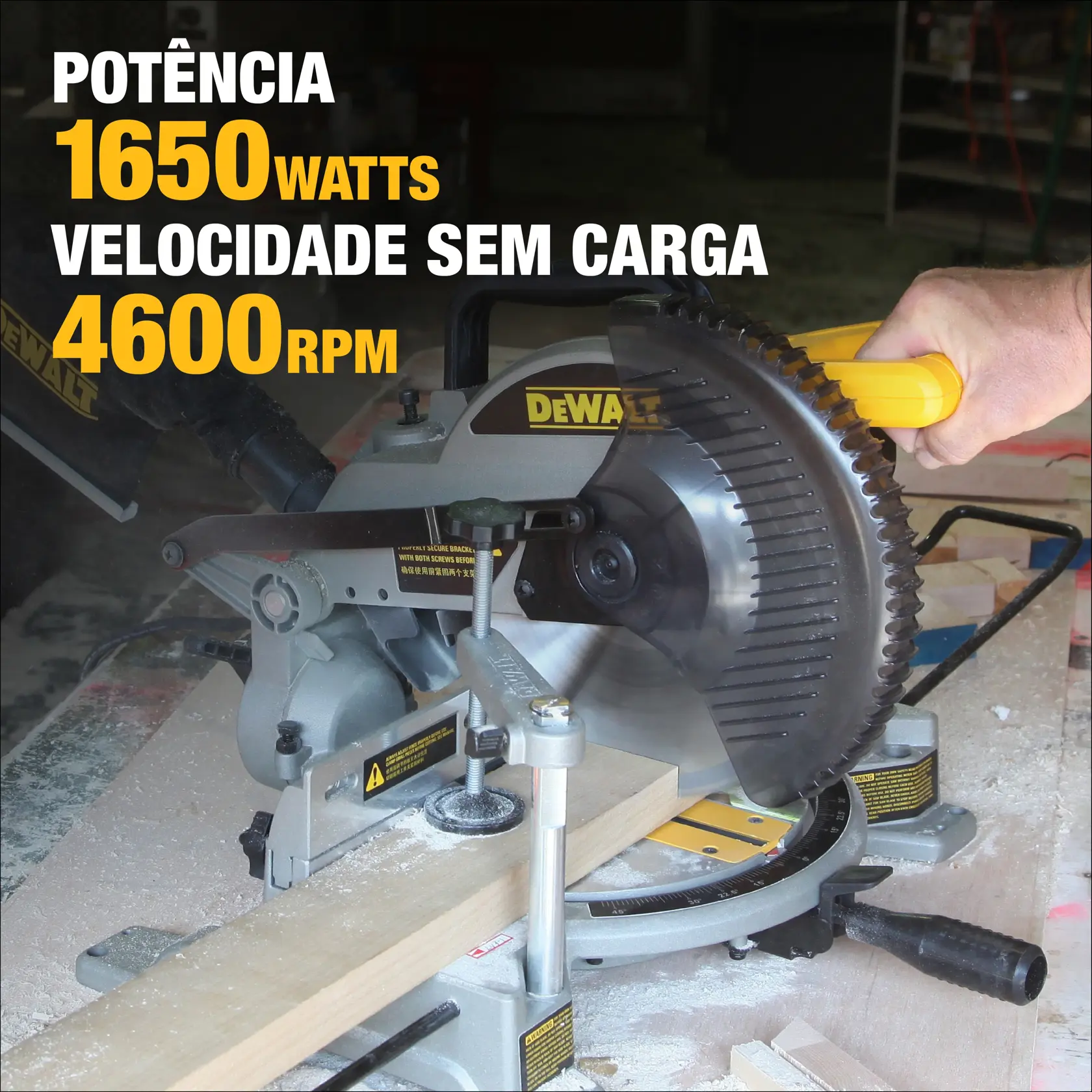 Uma serra de esquadria DEWALT cortando ativamente um pedaço de madeira em uma oficina. O texto na imagem destaca a potência de 1650 watts e velocidade sem carga de 4600 RPM. A serra está sendo operada por uma pessoa segurando o cabo amarelo.