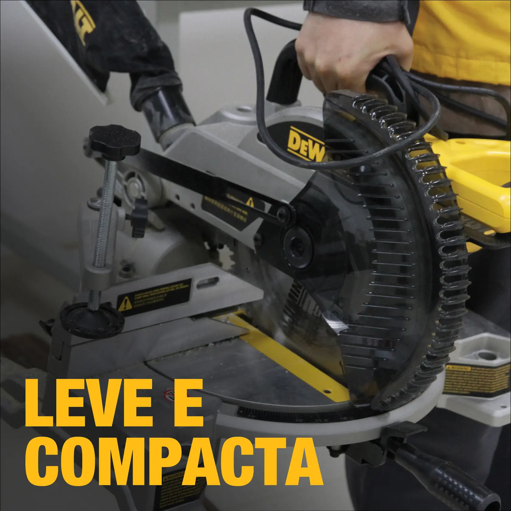 Uma pessoa usa uma serra de esquadria DEWALT DW714. A serra é mostrada em close, destacando seu design compacto e leve. As palavras 'LEVE E COMPACTA' estão escritas em letras amarelas grandes em primeiro plano.