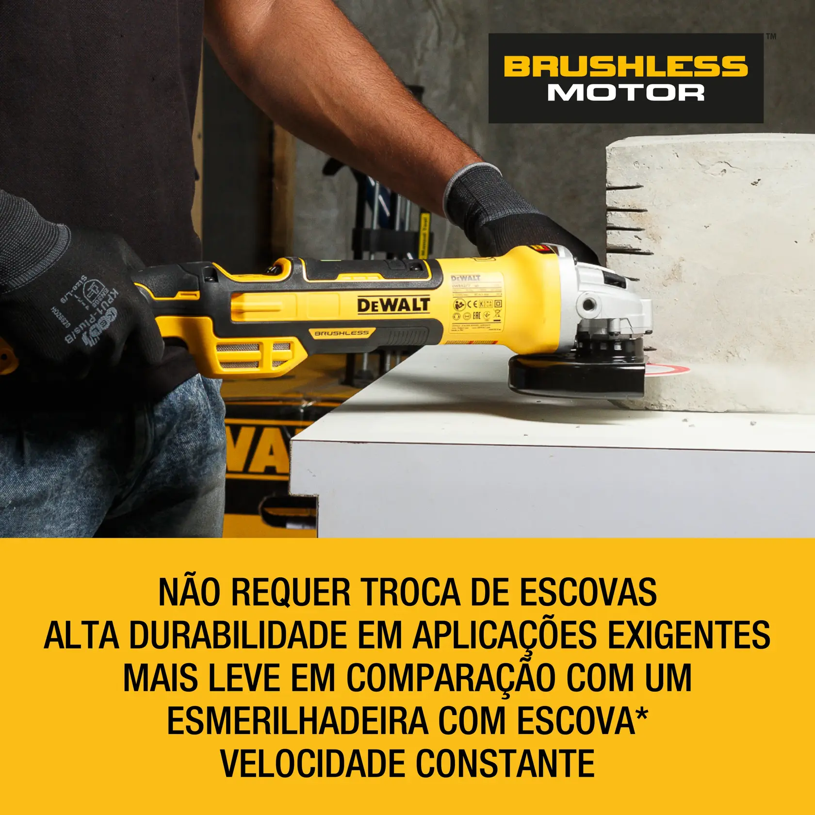 Esmerilhadeira DEWALT brushless sendo usada em cimento, destacando recursos como troca de escovas e velocidade constante.