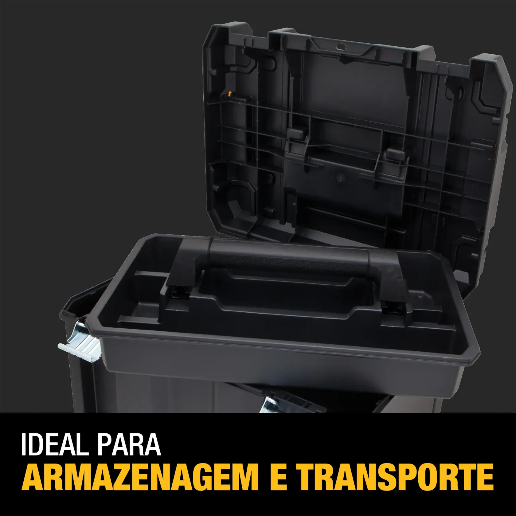 Unidades de almacenamiento modulares DEWALT TSTAK apiladas sobre un carrito rodante, destacando los pestillos laterales con clavijas de metal que permiten conectar los módulos entre sí. Se observan asas amarillas y contenedores negros y grises. El texto resalta los pestillos laterales de metal y menciona que los módulos TSTAK adicionales se venden por separado.