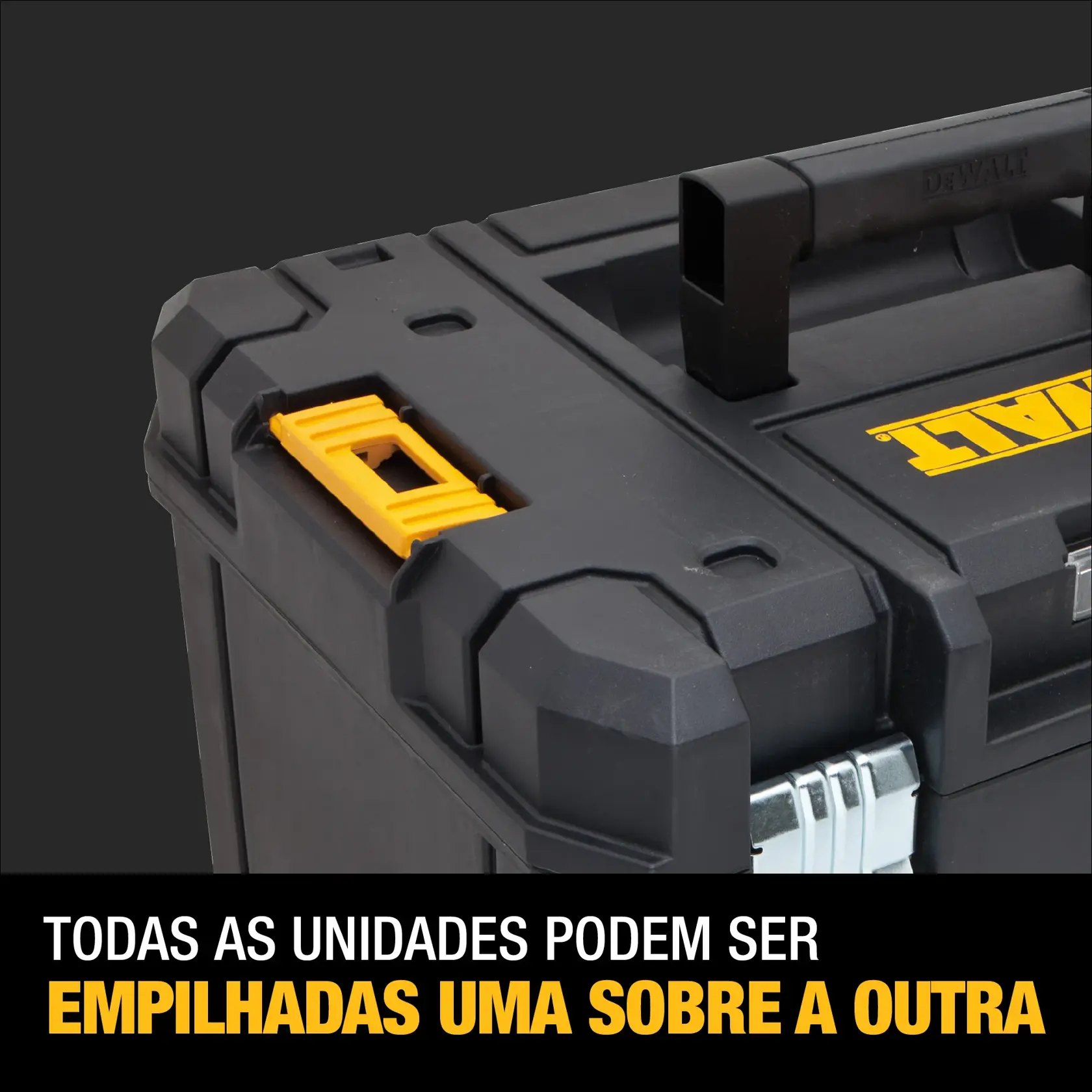 Una persona con guantes de trabajo y chaleco de seguridad coloca una sierra circular DEWALT en una gran caja negra de almacenamiento de herramientas. La escena se desarrolla en una obra de construcción y el texto debajo dice 'Volumen extra grande para almacenamiento de herramientas.'