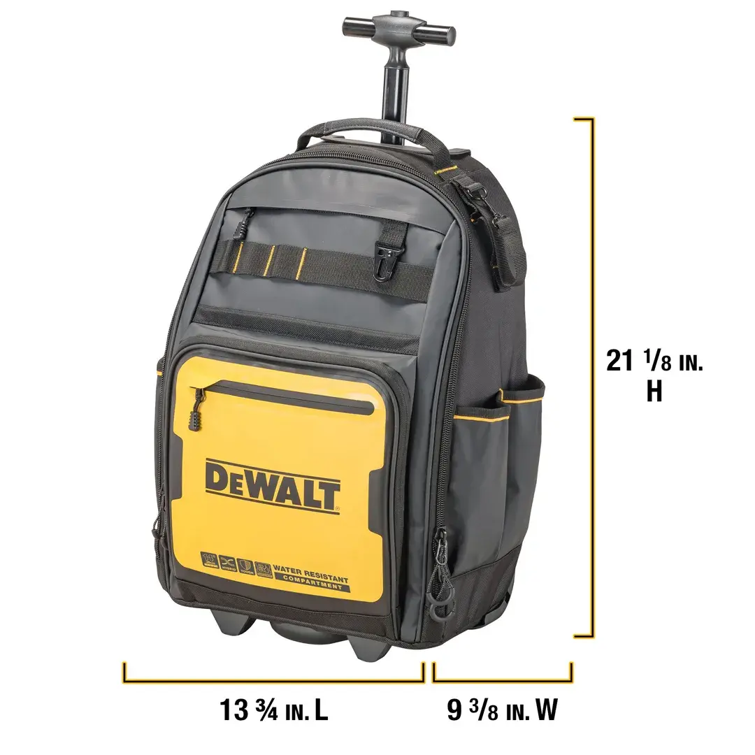 Uma pessoa segura uma mochila de ferramentas DEWALT com vários compartimentos e bolsos, incluindo um bolso frontal amarelo exibindo o logotipo DEWALT. A mochila está cheia de diversas ferramentas e acessórios. A imagem apresenta texto sobre otimização do armazenamento com 46 bolsos e compartimento para furadeira e baterias.