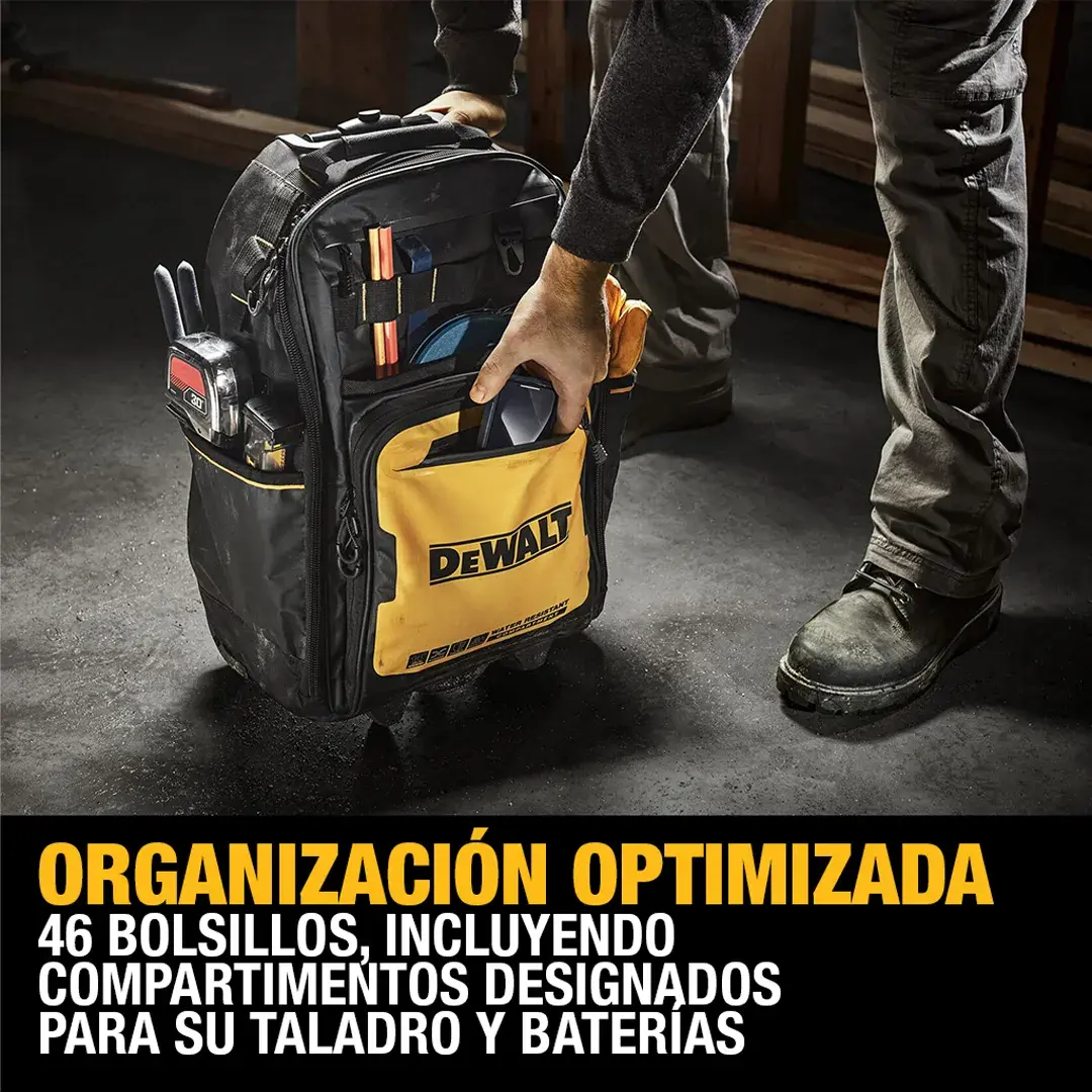 Uma bolsa de ferramentas DEWALT com design amarelo e preto com rodas, sendo puxada por uma pessoa em um ambiente de construção. A bolsa parece ser resistente à água e contém várias ferramentas e luvas nos bolsos laterais.