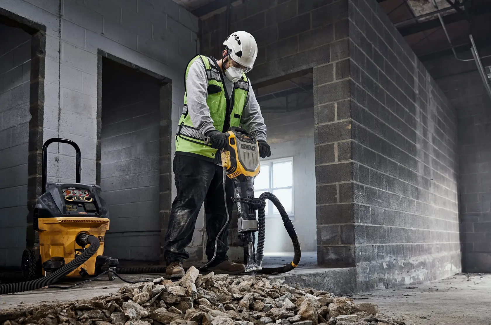 DEWALT D25966-XE, D25966-B2 rompedor usado em entulho de concreto em obra. Cena de construção.