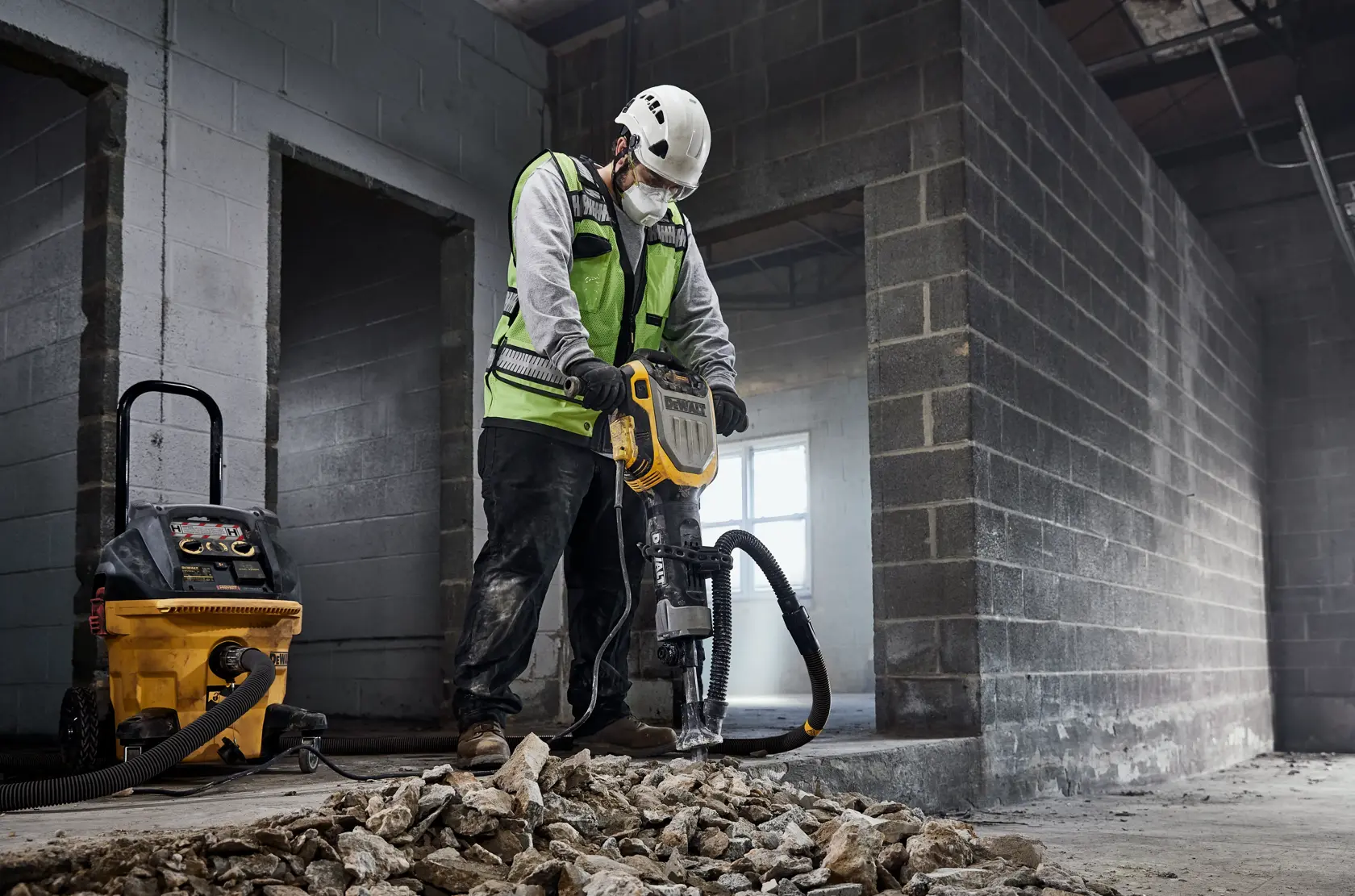 Operário usa DEWALT D25966, D25966-B2 em entulho. Fundo de construção.
