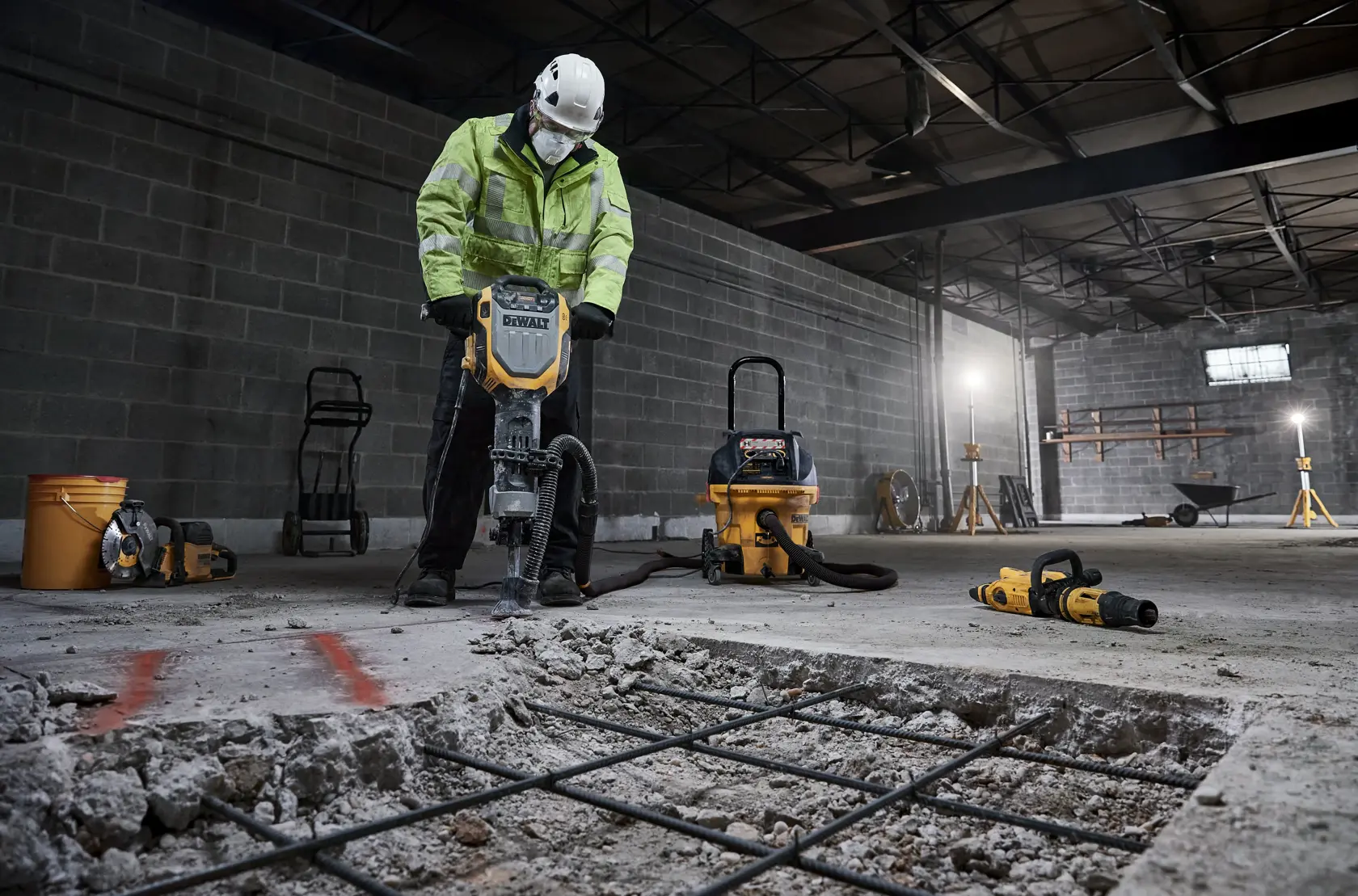 DEWALT D25966, D25966-B2 em uso na obra, quebrando concreto, com equipamento de segurança.
