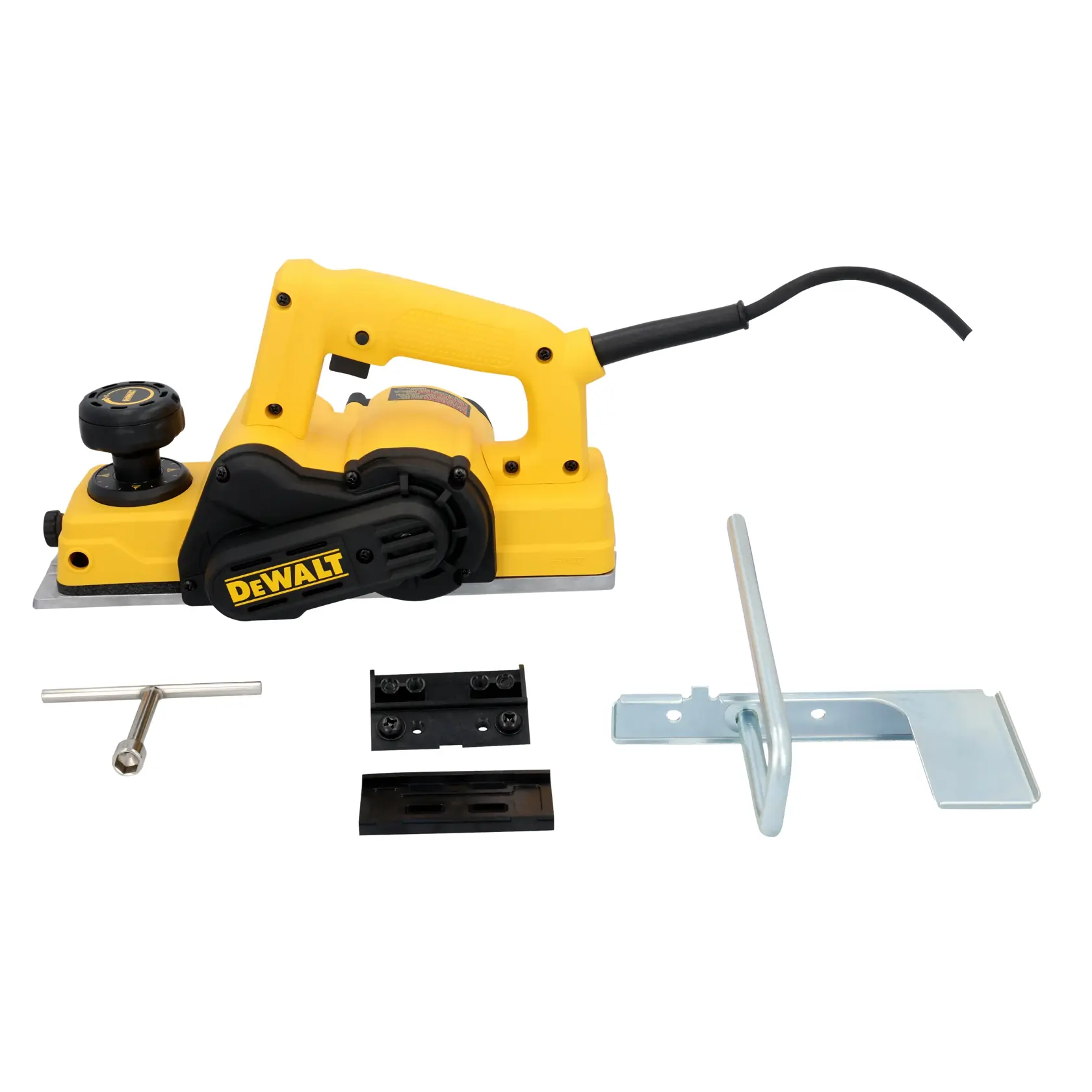 Uma plaina elétrica manual DEWALT nas cores amarelo e preto com acessórios incluídos, como guia de metal, chave e peças de reposição de lâmina, exibidas em um fundo branco.