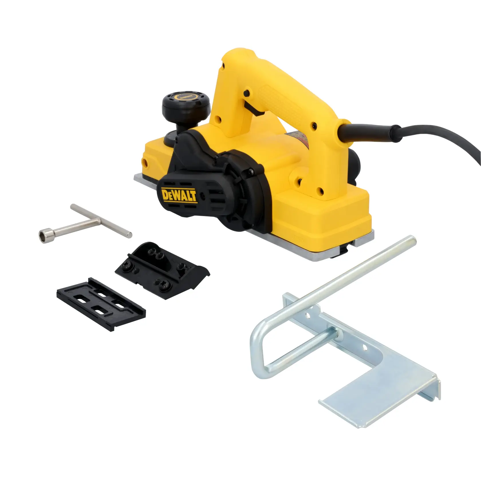 Um plano elétrico manual amarelo da DEWALT com vários acessórios anexados e separados, incluindo uma chave de metal, uma placa base preta, uma peça de montagem preta e um guia de metal prateado, todos organizados sobre um fundo branco.