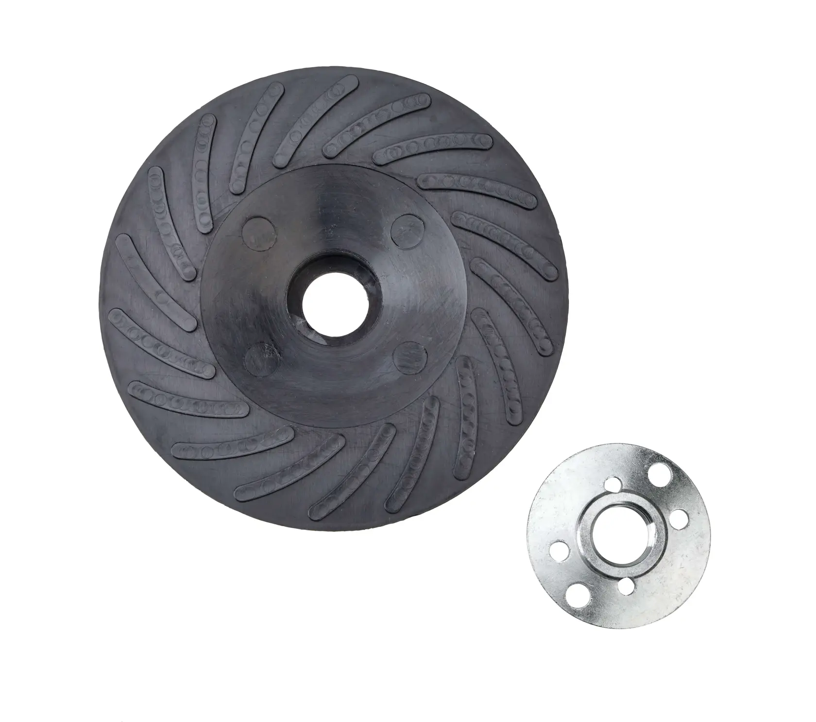 Uma roda de moagem preta com padrão de espiral texturizada e um furo central, ao lado de uma placa de metal redonda prateada com quatro furos, colocada sobre um fundo branco.