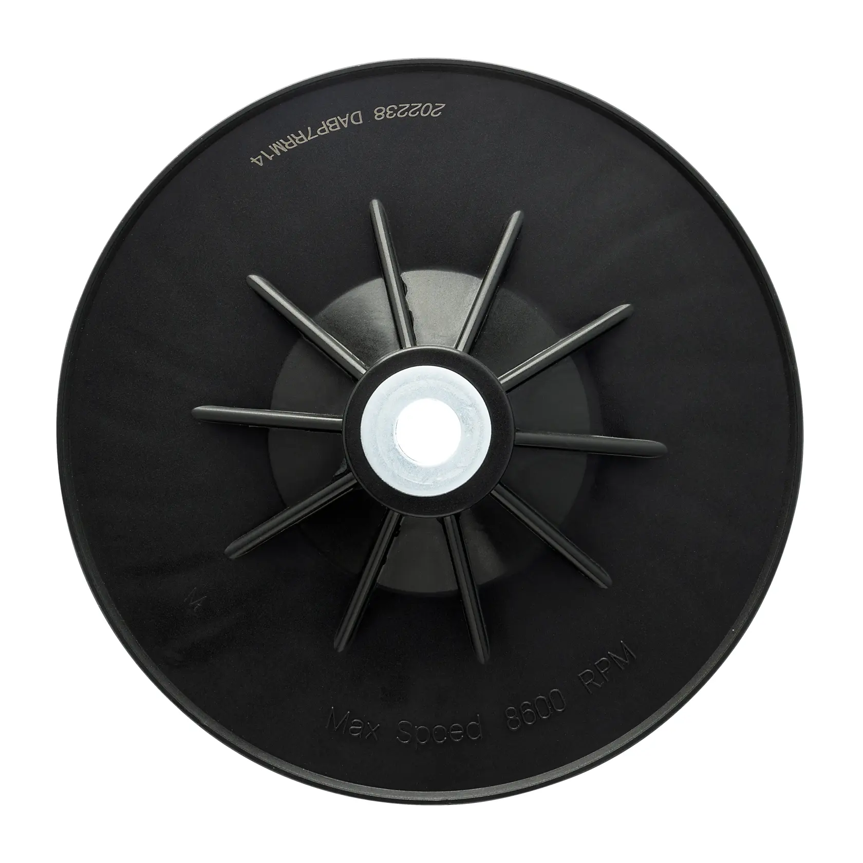 Imagem em close de um disco de apoio circular preto DEWALT, visto de frente. O disco apresenta raios de reforço e um furo central de fixação. As marcações do produto, incluindo 'Max Speed 8600 RPM', estão visíveis na superfície.