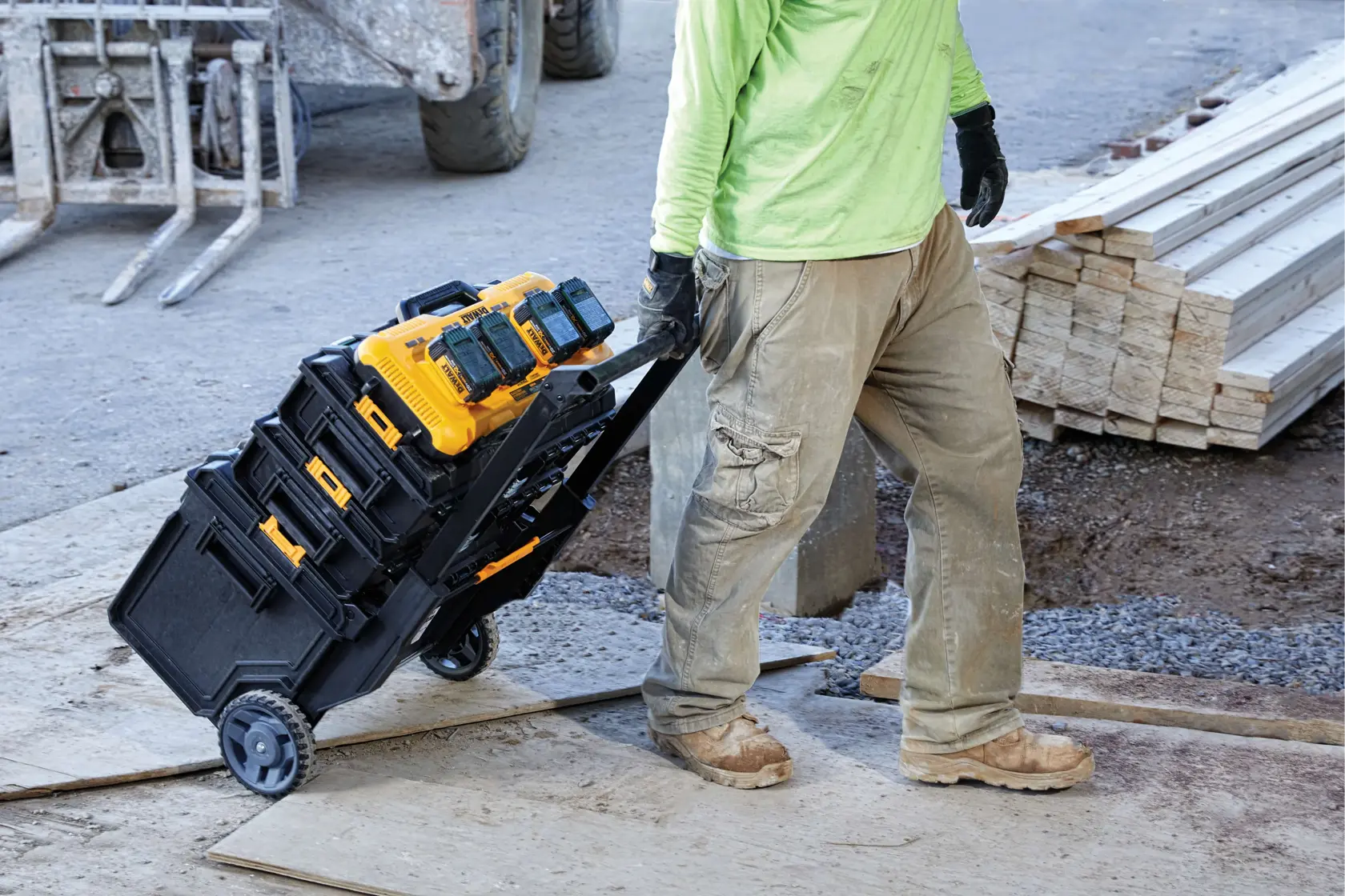 Un cargador de batería multipuerto DEWALT amarillo y negro con cuatro ranuras de carga y un asa para transportar, fotografiado sobre un fondo blanco.