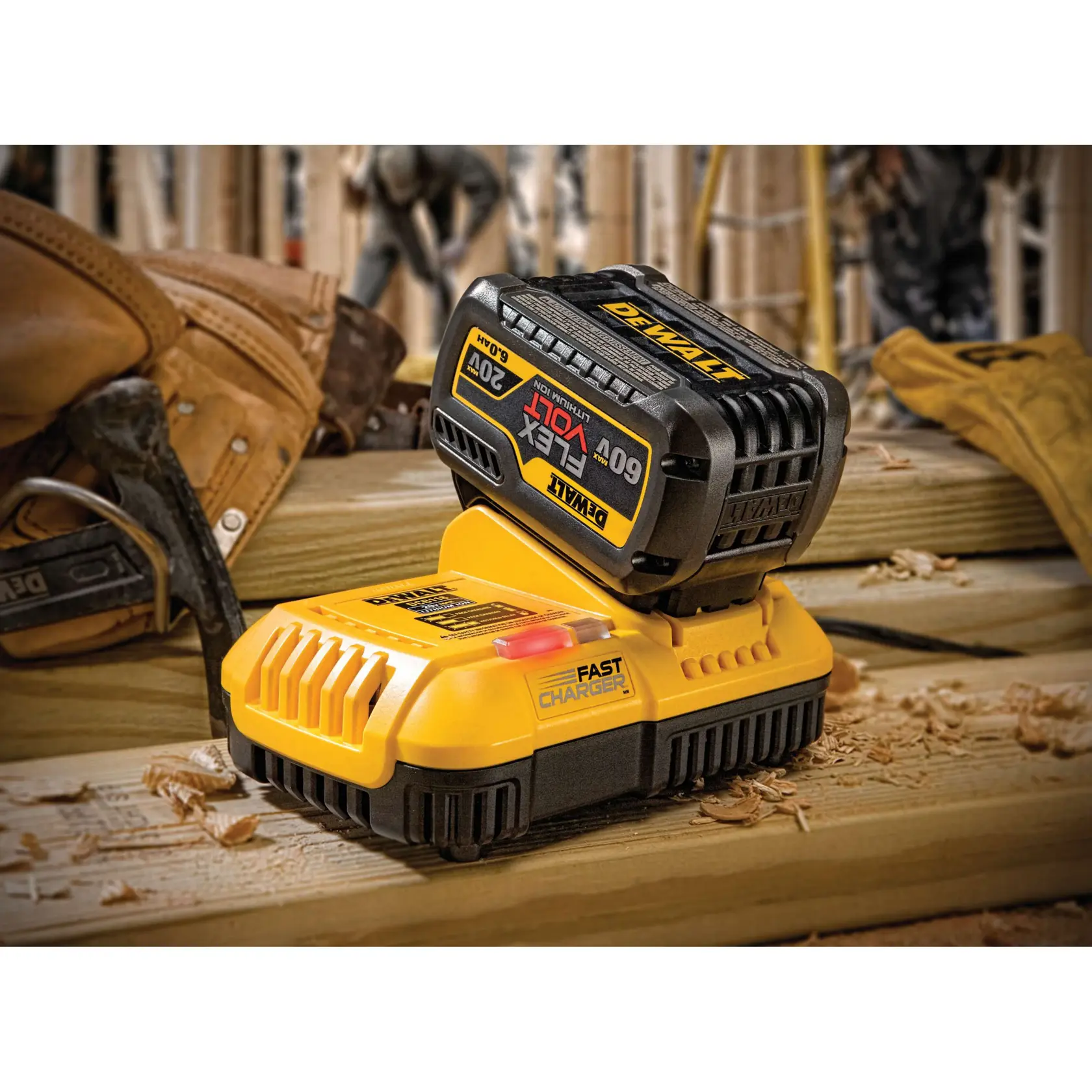 Cargador rápido DEWALT DCB118 de 8 amperios para baterías de herramientas eléctricas, con carcasa amarilla y negra y rejillas de ventilación visibles.