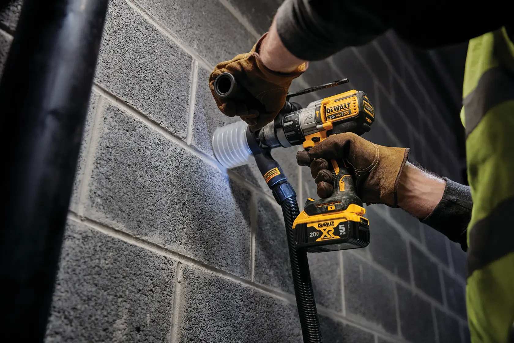 Vista frontal de uma bateria de íon de lítio DEWALT 20V MAX 5Ah, principalmente amarela e preta, com a marca DEWALT.