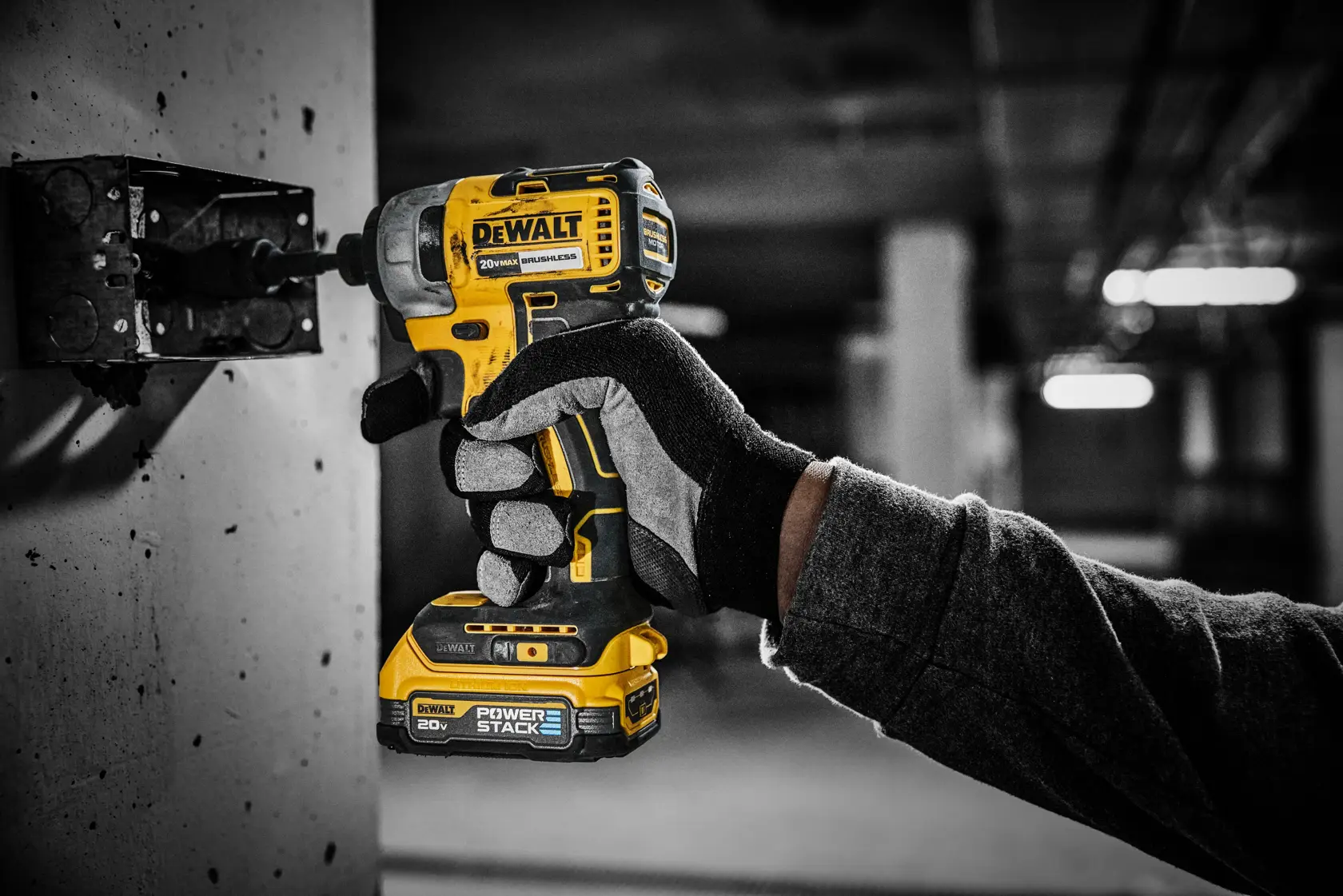 Gráfico da DEWALT mostrando '20V MAX*' em texto grande cinza e amarelo dentro de um retângulo preto e cinza, com fundo amarelo e preto.